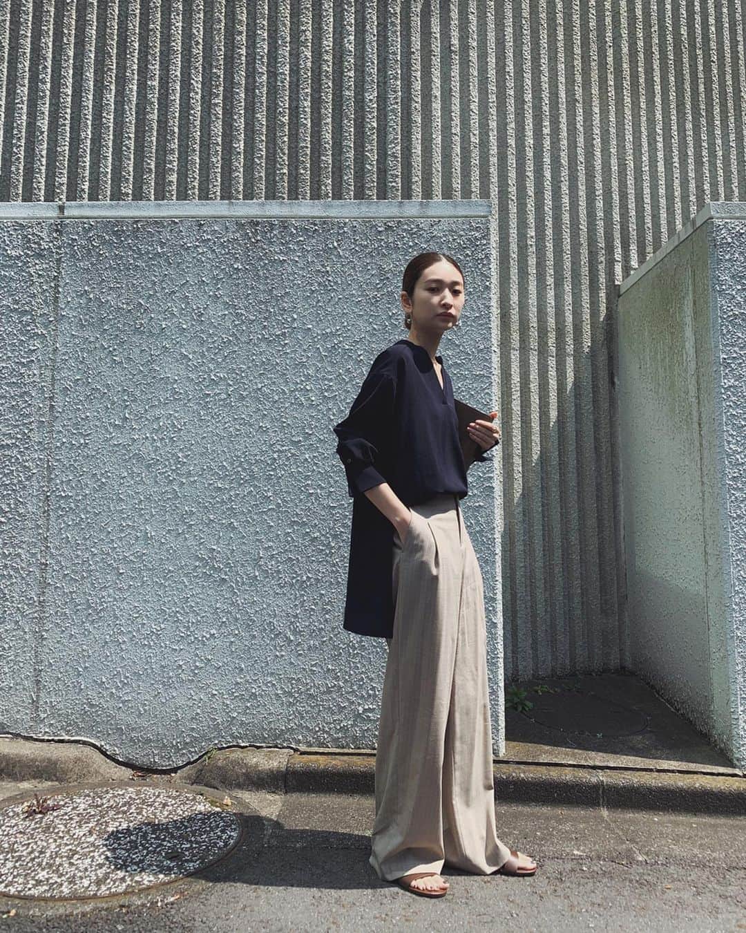 中村真里さんのインスタグラム写真 - (中村真里Instagram)「.﻿ @yoshino_sasaki  がコーディネートしてくれたやつに少し似てる☺️このときは、私物のパンツに合わせてみたんだけど、私が好きそうなの分かってる😂✌️トップスを前だけインしても素敵でしたよ〜参考に🙏🏼🕊﻿ ﻿ ﻿ ◽︎Deformation cuff tops (on sale)﻿ ◽︎Front separation straight PT (on sale)﻿ ◽︎ Ring design pierce (on sale)﻿ ﻿ #RIMARK#RIMARK_staffsnap#RIMARK_Deformationcufftops#RIMARK_FrontseparationstraightPT﻿」4月19日 15時50分 - _marinakamura_