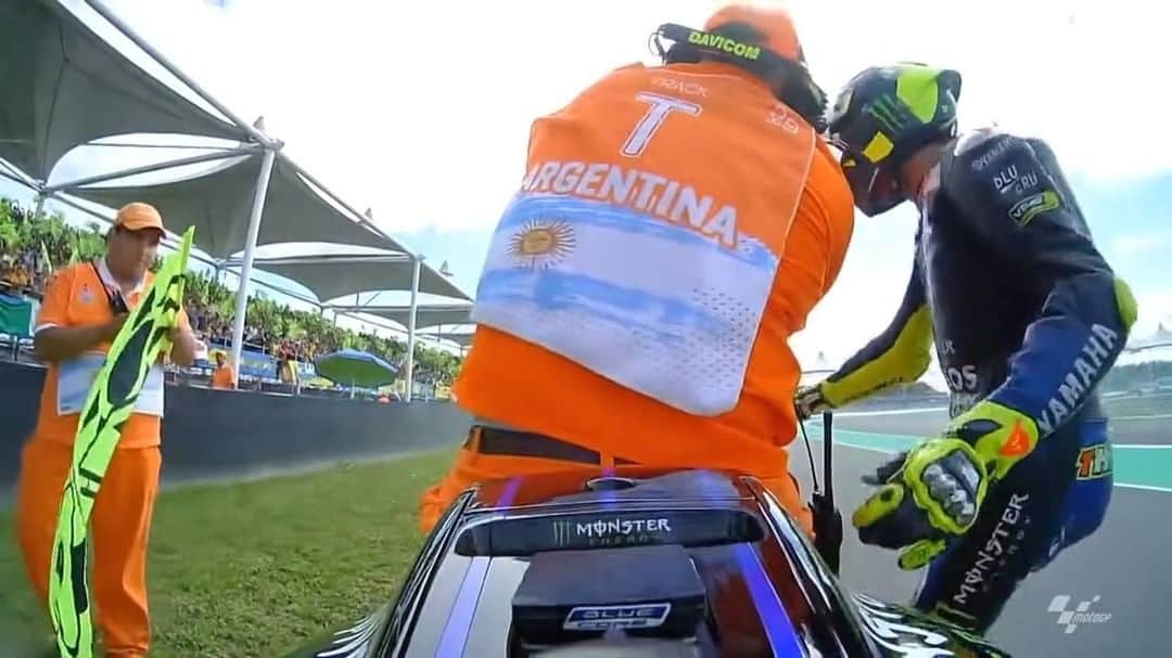 のインスタグラム：「When @valeyellow46 asked this marshal to hold his bike at the #ArgentinaGP 🇦🇷 last year 🤣 #VR46 #MotoGP #Motorcycle #Racing #Motorsport」