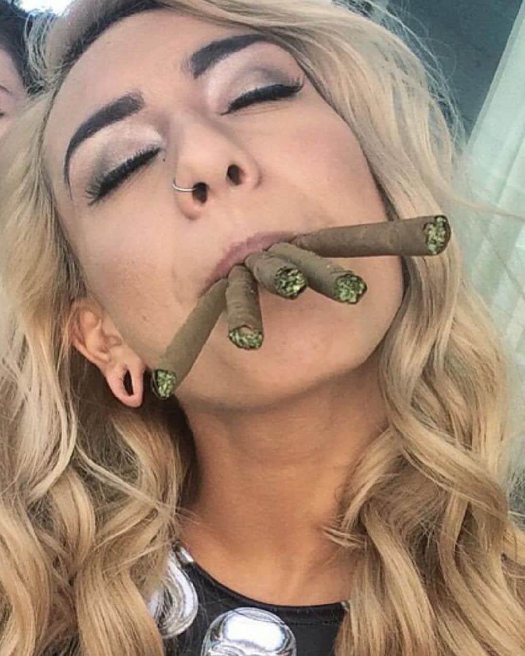 Janice Griffithさんのインスタグラム写真 - (Janice GriffithInstagram)「i love weed. celebrate 420 with me tomorrow @ 4:20 doing joint rollings on @purebeautypurebeauty IG live 💫👀」4月20日 2時54分 - rejaniced