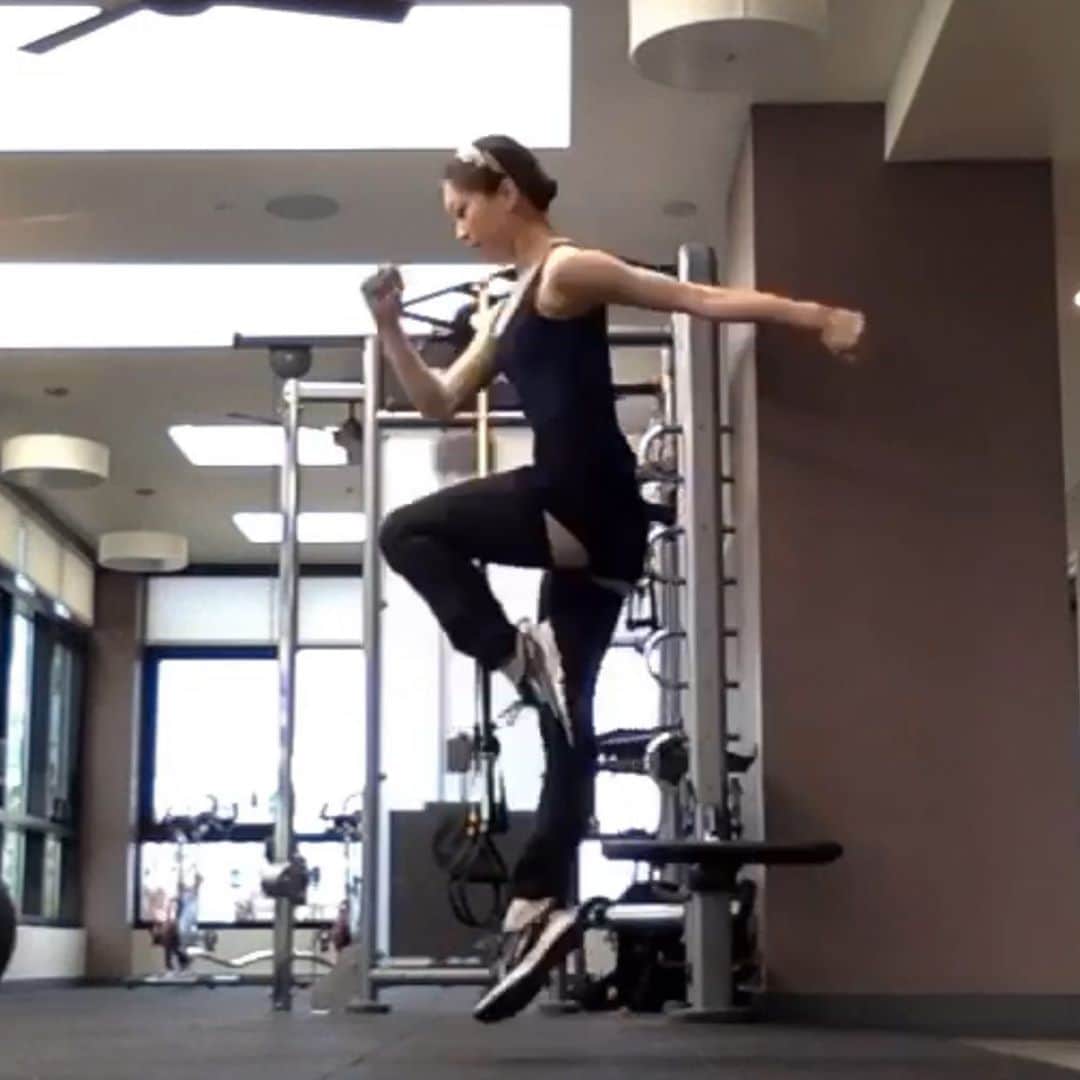 のインスタグラム：「@thegarage2955 gives you natural caffeine+meditation feeling when you workout with her! Who is ready?!?! Me!! Let’s go! 👊 Zoom code : 995-2652-6167 #hammerconditioning #shelterinplace  #ballet #ballerina #ballerinalife #happy #happiness #dance #art #幸せ #バレエ #バレリーナ #rehearsal #work #season #covid_19 #shelterinnplacelife #サンフランシスコ　#屋内避難生活 #quarantineworkout #homeworkout #class #socialdistance」