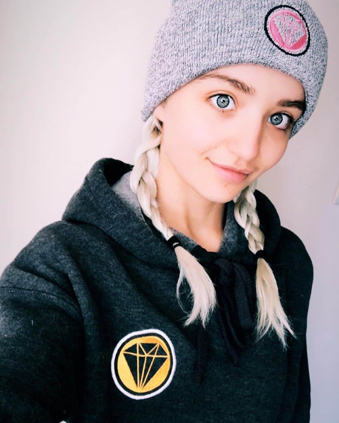 ザイヤ・ブルックサイドのインスタグラム：「SunYAY ☀️ Spending this time educating myself and getting to know myself better 🙏🏻 Hoodie + Beanie - @iwantmoreclothingltd  Use code - XIA20 for 20% off your order 💙」