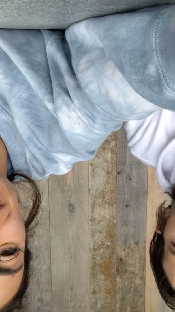 アシュトン・カッチャーのインスタグラム：「Mila and I are launching quarantine wine! 100% of profits got to covid-19 relief! @nockingpoint #quarantineWine #socialdistancing」