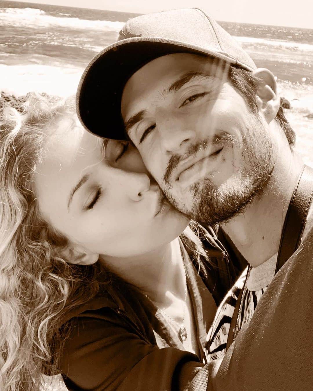 グスタヴォ・ルーカス・ドミンゲス・ピアソンのインスタグラム：「Happy days with mamusia. 26 days separating us from the little man ❤️」