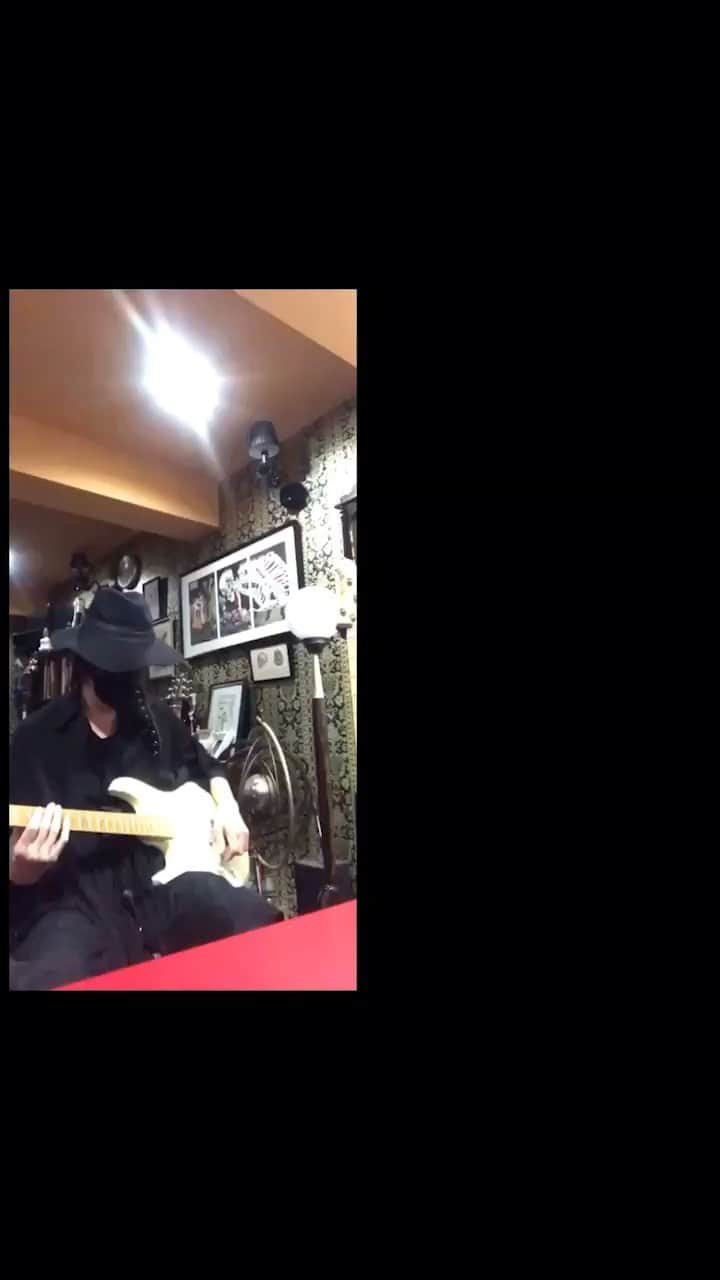 のインスタグラム：「#正解のサイズ #かな？ #星野源 #うちで踊ろう #こんな楽しいの♪ #ありがとー♪ 〜〜 #で #丑の刻 #ペストマスク #蚊マスク #と言われた笑 #んだってばよ #bucktick #今井寿 #peace‼︎‼︎‼︎!」