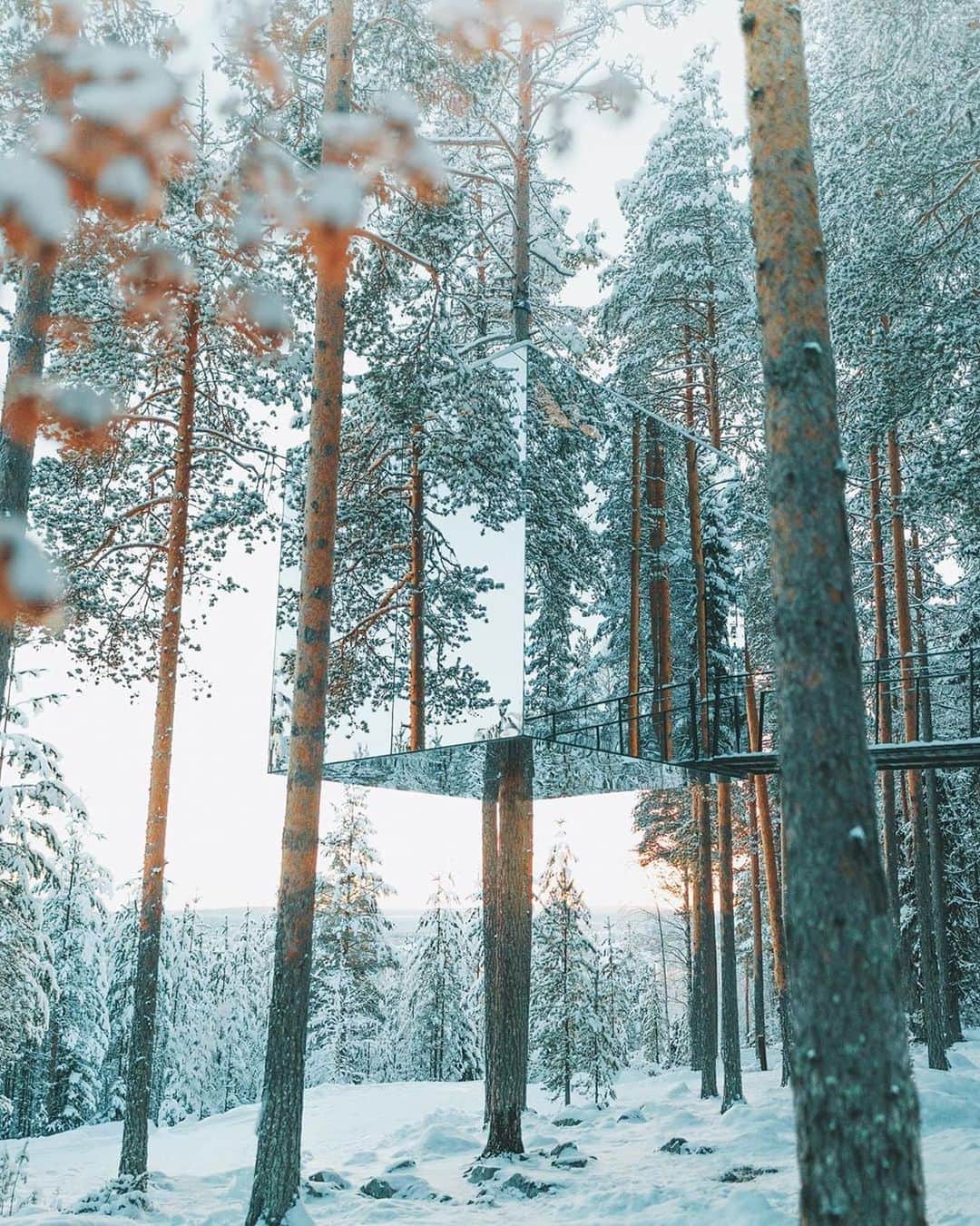 Instagramさんのインスタグラム写真 - (InstagramInstagram)「#HelloFrom Swedish Lapland, a province in northernmost Sweden. We’re currently dreaming of this magical mirrored treehouse that all passersby (including birds) can enjoy, since it’s covered in a special film, visible to any flying friends. ⁣⁣⁣ ⁣⁣⁣ Photo by @charlysavely」4月20日 1時56分 - instagram