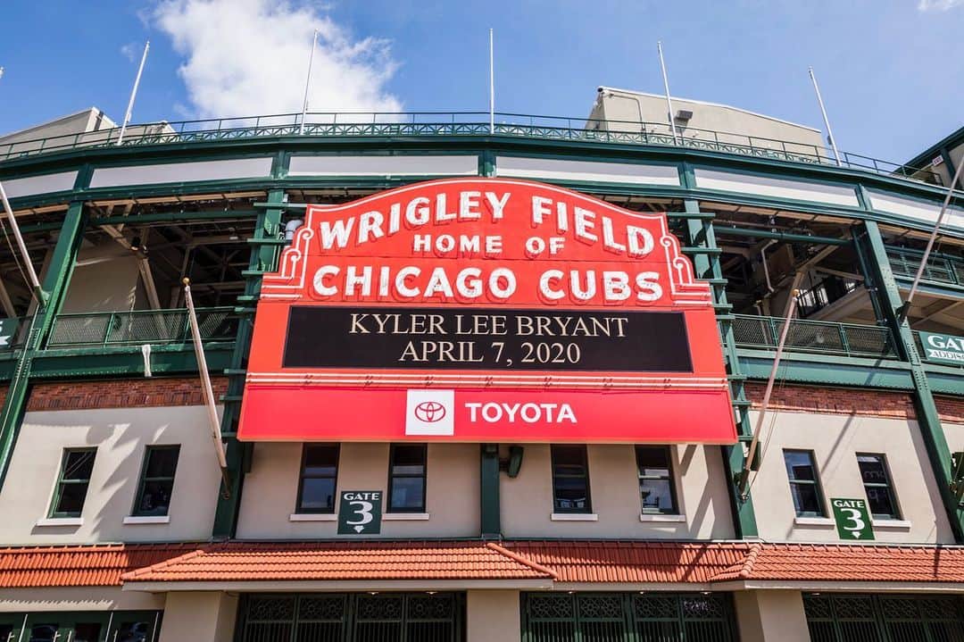 のインスタグラム：「One day he’ll realize how special this is! Thank you @cubs」