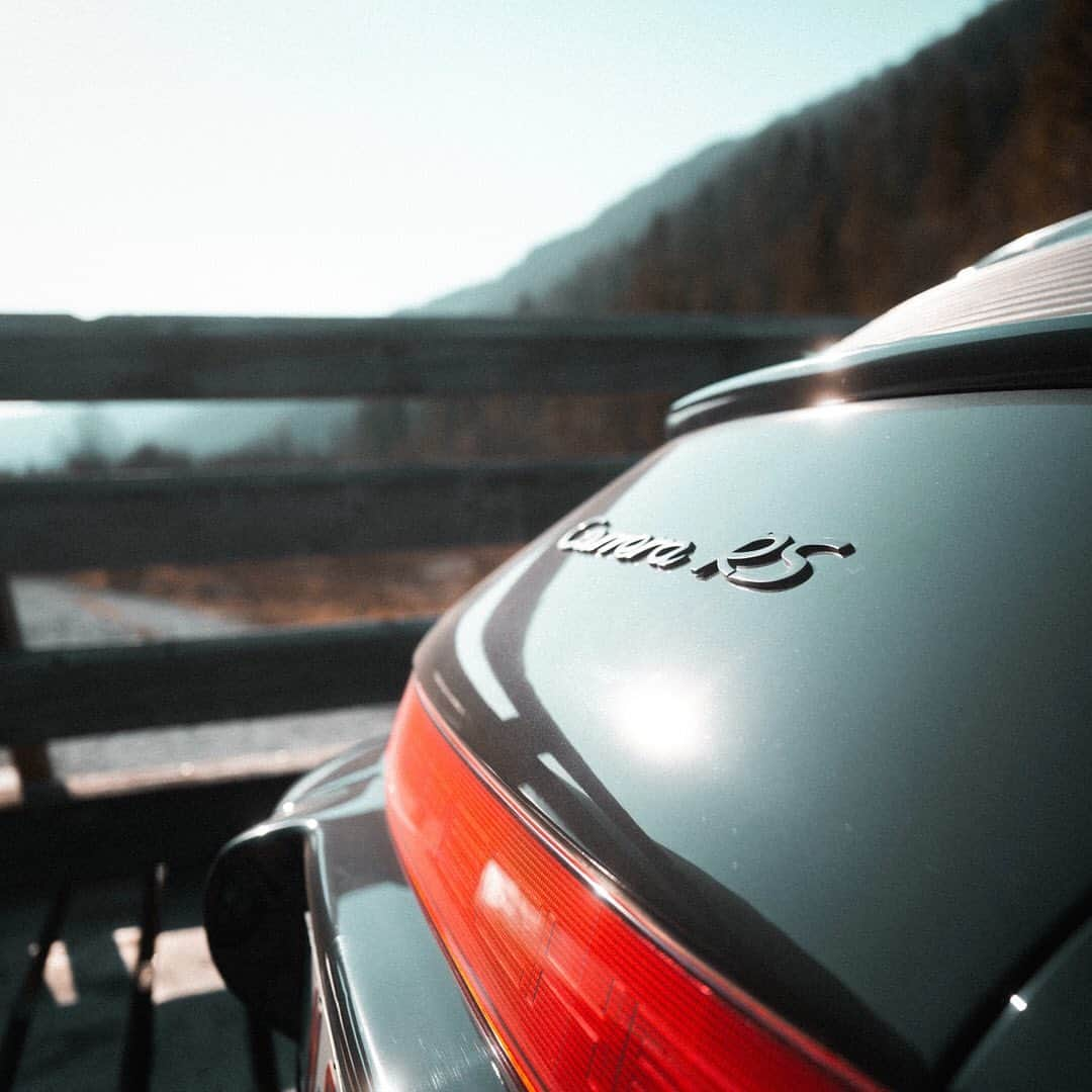 ソフィア・フロルシュさんのインスタグラム写真 - (ソフィア・フロルシュInstagram)「Beautiful car x nature ⛰  What an amazing combination 😍 Every time I have to to think about something I either go out  and just sit at a calm and quiet place or drive around with the car 💥 Best things to get a clear mind. You feel what I mean by watching that pic? || 📸 x @janbeyer || #sophia #sophia99 #racegirl #changeagent #changes #motorsport #Porsche #RS #nature」4月20日 2時26分 - sophiafloersch