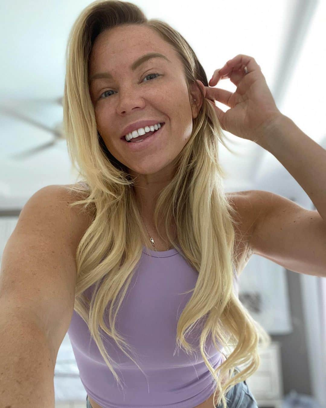 Lauren Drain Kaganさんのインスタグラム写真 - (Lauren Drain KaganInstagram)「So what do we think of the #nomakeupnofilter look? Join me in the #nomakeupchallenge challenge! Personally I have always been much more confident with foundation, lashes, mascara or eyeliner on myself. And I definitely do not feel my most beautiful or most confident with bare skin. I’ve been spending so much time with @ariaskyekagan in this quarantine (and loving every minute of it), and I realize I want my daughter to grow up feeling confident with her natural beauty so I want to be a good role model for her to embrace both the no makeup and makeup looks. Also, lately I’ve been waking up and rushing right in to see her (I get so excited to see her morning smiles) before I get a chance to doll myself up. Besides, quarantine has me lacking my typical lash extensions - so I’ve been going bare lately 😭. So who supports the nomakeup looks on occasion? Tag me in your nomakeupnofilter selfies on your ig stories or posts and I’ll repost all of my ladies who share their selfies and tag me! #nomakeupchallenge  I nominate @genevieveava @ariannyceleste @racheljoyfit @lauraivetteg @buffbunny @paigehathaway and @michelle_lewin to join me and post your no makeup no filter selfies. I think women look stunning both with and without makeup but its definitely harder to go au natural sometimes so let’s embrace it together. I’m also interested in what all the guys think about no makeup 😝. Be kind 🙈.」4月20日 2時31分 - laurendrainfit