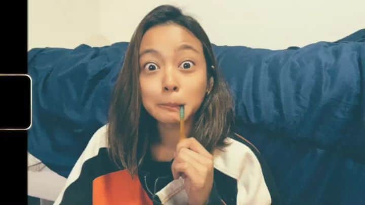 脇田恵子のインスタグラム：「お家時間。 ただグミを食べてるだけ😂 びよーんってしたかった🤤。 髪の毛そろそろ染めにでないと🥺 引きこもり生活苦じゃない😂👍干物」