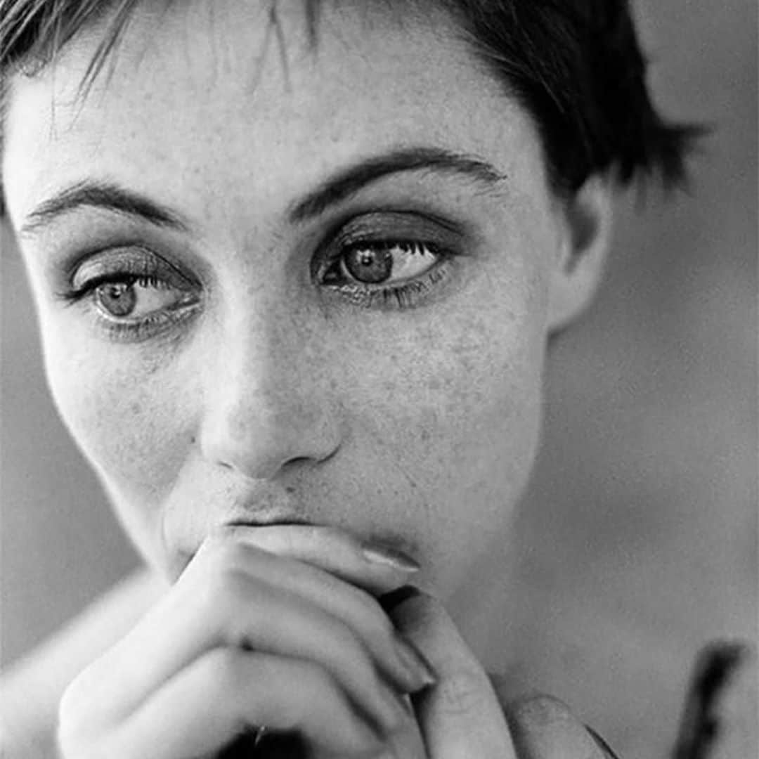 エマニュエル・ベアールのインスタグラム：「#mood ..... #🖤 #katebarry ... loved the way she looked at people and photographed them ... hope you are in good health 🙏🏻☀️💛 #emmanuellebeart」