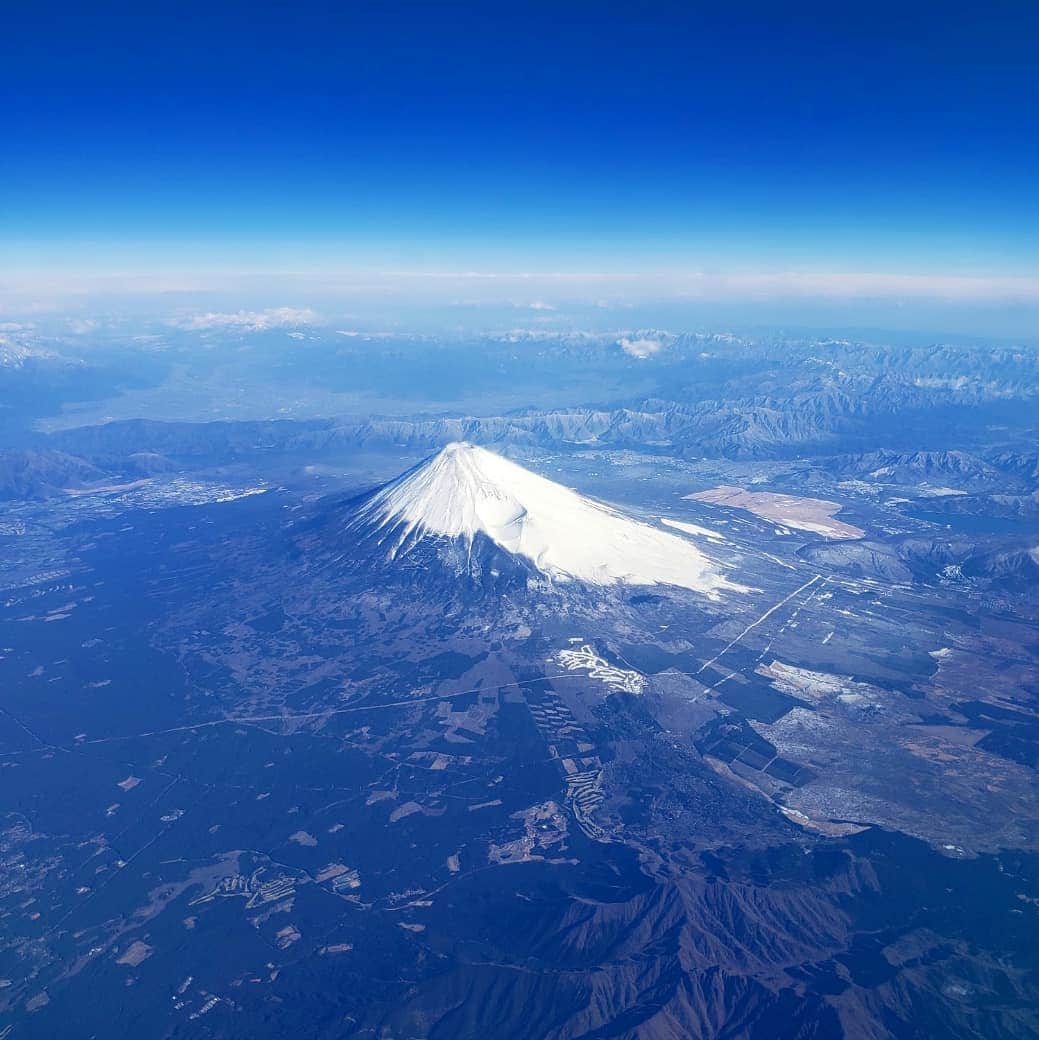 向山志穂のインスタグラム：「Googlephoto写真✈️ 時間のある時にふと見返すと沢山の思い出が😊 娘の写真や動画はいつも笑顔にしてくれます💓 懐かしい写真や動画があるとつい友達に送っちゃう、、、🙈 この写真はお友達と宮古島へ旅行に行ったときのもの。  #おうち時間#stayhome #富士山#FujiMountain」