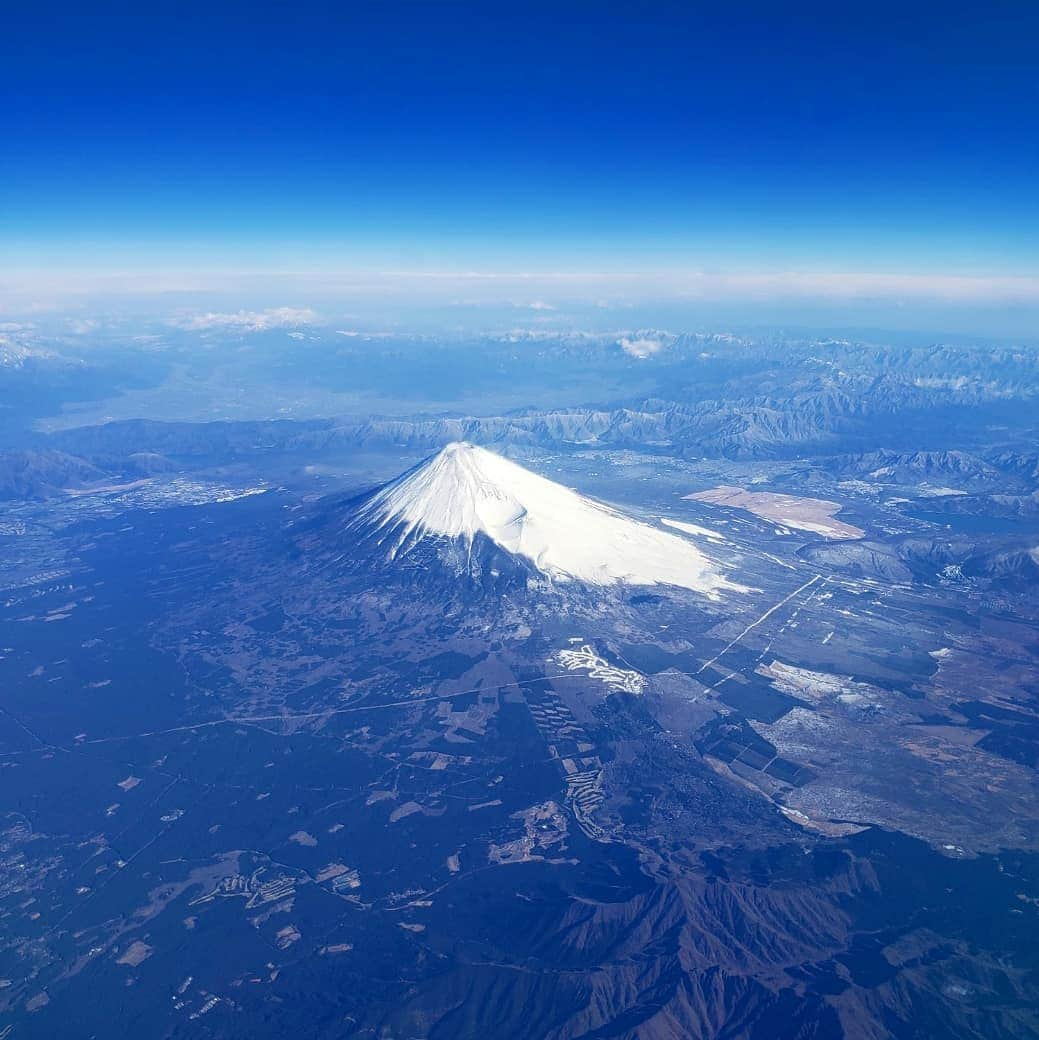 向山志穂さんのインスタグラム写真 - (向山志穂Instagram)「Googlephoto写真✈️ 時間のある時にふと見返すと沢山の思い出が😊 娘の写真や動画はいつも笑顔にしてくれます💓 懐かしい写真や動画があるとつい友達に送っちゃう、、、🙈 この写真はお友達と宮古島へ旅行に行ったときのもの。  #おうち時間#stayhome #富士山#FujiMountain」4月19日 18時03分 - shihoo9o6