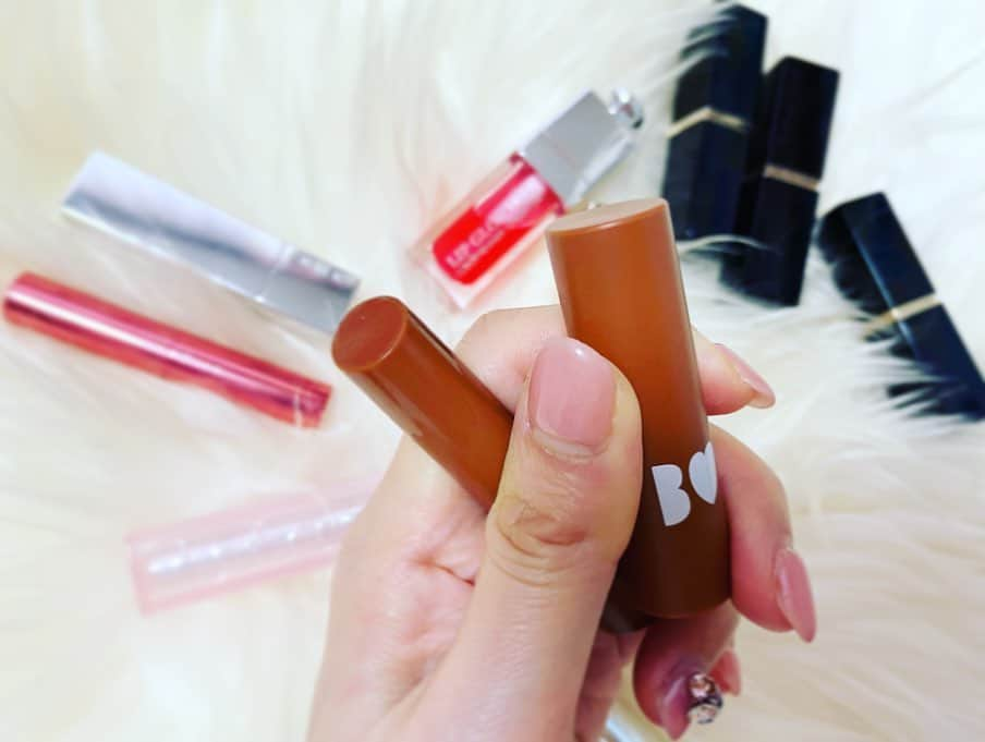 水村リアさんのインスタグラム写真 - (水村リアInstagram)「おすすめリップ ① 💄﻿ 注:2枚目が実際つけてる動画ですが、色味をそのままにしたかったので加工なしです😱(肌荒れなど、見逃してください！) ﻿ ﻿ リップがほんとーに大好きです😍﻿ 失敗することも多いけど﻿ 唇荒れるリップも多々あるけど﻿ ﻿ ていうか﻿ ﻿ そもそも唇は一つだけど(笑﻿ ﻿ ﻿ 先日「おすすめのリップは？」と質問頂いたので﻿ ちょっとずつ紹介させてください👏﻿ ﻿ ﻿ わたしは、イエローベースオータムより﻿ だけどスプリングの色もたまに合う人です🙂﻿ ﻿ ﻿ ﻿ 【B IDOL】つやぷるリップ﻿ 09 無敵テラコッタ﻿ ﻿ 1400円のプチプラです👏﻿ ﻿ ﻿ このシリーズ、最初は香りが安っぽく？って﻿ あまり買う気にならなかったんです😂﻿ ﻿ 最近カラバリが増えて、ちょうどその時﻿ 夏にも使えツヤツヤの深いカラーが欲しくて﻿ 「無敵テラコッタ」を購入💄﻿ ﻿ 香りが変わって、前よりキツくないし👌﻿ ﻿ グロスじゃないけど、グロスっぽいツヤがあって﻿ そこまでしっかりしてないティント処方なので﻿ 程良いぐらいに色残りしてくれる😚﻿ ﻿ あと、これは荒れたりしませんでした👌﻿ ﻿ テラコッタでも、濃すぎるテラコッタじゃなく﻿ ツヤで透け感もあるテラコッタなので﻿ リップだけどーん！みたいにならない👏﻿ ﻿ ﻿ ﻿ 全然期待してなかったのに(失礼)﻿ パッと手に取ってしまうのはこれです🥰﻿ ﻿ 「あざとORANGE」﻿ 「告白PINK」﻿ も欲しいわー。﻿ また増える…でも手を出しやすい値段。﻿ 罪。﻿ ﻿ ﻿ ﻿ って感じです！﻿ ﻿ 写真2枚目が今のスタメンの子たち。﻿ 季節によって入れ替わります😆﻿ 3枚目は我が家の総リップファミリーです。﻿ ﻿ ﻿ ・﻿ ・﻿ ・﻿ #リップ　#💄　#リップマニア﻿ #おすすめリップ﻿ #bidol #無敵テラコッタ」4月19日 18時00分 - leah_mizumura