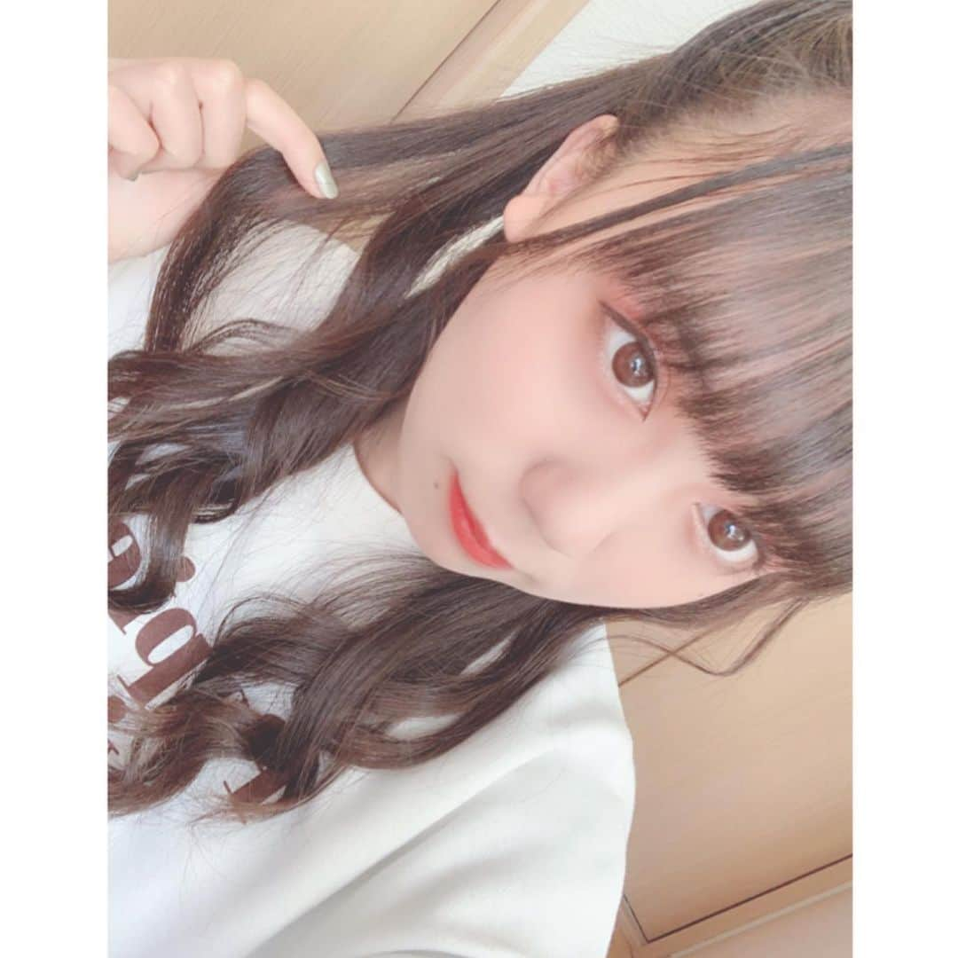 川瀬あやめ（ukka）さんのインスタグラム写真 - (川瀬あやめ（ukka）Instagram)「・﻿ ストーリーでやって欲しいメイク 髪型の募集した時﻿ 多かった 「量産型メイク」「ハーフツイン」﻿ やってみました👏🏻﻿ 量産型メイクのやり方を幼馴染に聞いて、﻿ なんとか完成！！！！笑﻿ 使ったコスメ紹介しておきます🙋🏻✨﻿ ﻿ ﻿ <化粧下地>﻿ ・エチュードハウス﻿ スイートプリンクリーム モイスチャー﻿ ・Paul & JOE﻿ モイスチュアライジングファンデーションプライマー01﻿ ・ANNA SUI﻿ プロテクティブビューティバーム00﻿ ﻿ <コンシーラー>﻿ ・ザ・セム﻿ チップコンシーラー1.25﻿ ﻿ <ファンデーション>﻿ ・インテグレート﻿ 水ジェリークラッシュ02﻿ ﻿ <アイシャドウ>﻿ ・エチュードハウス﻿ ディアマイエナメルアイズOR201﻿ ・CANMAKE﻿ パーフェクトスタイリストアイズ10﻿ ・CLIO ﻿ PRO SINGLE SHADOW G06﻿ ・ペリペラ﻿ シュガートゥインクルリキッドシャドウ#5﻿ ﻿ <マスカラ>﻿ ・ヒロインメイク﻿ ロング＆カールマスカラ02﻿ ﻿ <アイライナー>﻿ ・ラブ・ライナー﻿ リキッドアイライナー（ダークブラウン）﻿ ﻿ <リップ>﻿ ・YSL﻿ ROUGE VOLUPTE SHINE15﻿ ・UZU﻿ 38℃/99Fリップスティック﻿ ・Dior﻿ アディクトリップマキシマイザー001﻿ ﻿ <カラーコンタクト>﻿ ・ワンデーピュアナチュラルカラー﻿ ブラウン﻿ ﻿ #量産型メイク#量産型#ハーフツイン#巻き髪#ヘアアレンジ#メイク#おうち時間#川瀬あやめ#ukka」4月19日 18時05分 - ayame_kawase