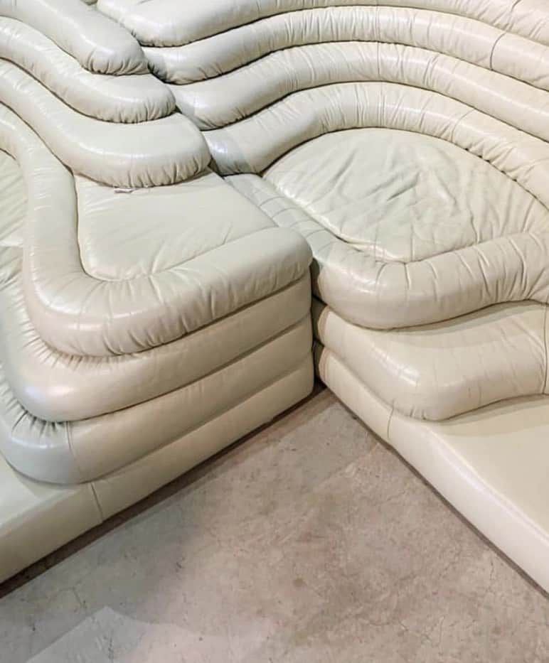 ルミ・ニーリーのインスタグラム：「De Sede Terrazza sofa ☁️」