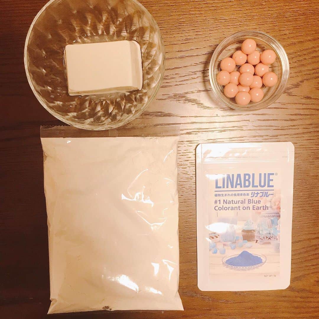 スピルリナのDICライフテック株式会社さんのインスタグラム写真 - (スピルリナのDICライフテック株式会社Instagram)「今日の#スピ足し  材料4つだけ！ 親子で簡単に作れる 春色スコーン🌸💙🌸💙🌸 . . 【材料】 ＊ホットケーキミックス　200g ＊絹豆腐　100g ＊いちごチョコ　適量 (ア●ロやチョコボー● 1箱目安) ＊リナブルー　0.3g . . 【作り方】 ①ホットケーキミックスを大150gと小50gに分けて、  小にリナブルーを入れて混ぜる  ②豆腐を大に75g、小に25g入れて混ぜる  ③大と小を平たくのばしてから2段に重ねて数回折りたたみ、マーブル状になったら5つに分割にして、いちごチョコをトッピング  ④170℃で15分　焼く  工程も少ないので親子で手軽に簡単に作れます！  牛乳や卵を使わないので、 乳アレルギーや卵アレルギーのお子様にも🧒🏻✨🙆🏻‍♀️ .  6枚目以降はリナブルーを2倍の0.7g入れたときのスコーンで、かなり濃いブルーで宇宙みたくなりました😂💦🌠💫🌌 . . . 彩り豊かなお菓子は気持ちも上がりますね！ . .  #スピルリナ　#dicスピルリナ　#リナブルー　#スピルリナ青　#ホットケーキミックス　#ホットケーキミックスレシピ　#材料4つ　#手作りスコーン　#春色スコーン　#手作りおやつ　#春色キッチングラム　#春待ちおうちカフェ　#おうちカフェ　#おうち時間　#おうち時間を楽しもう　#親子クッキング　#親子で料理　#spirulina #linablue #scone」4月19日 18時16分 - dic_spirulina