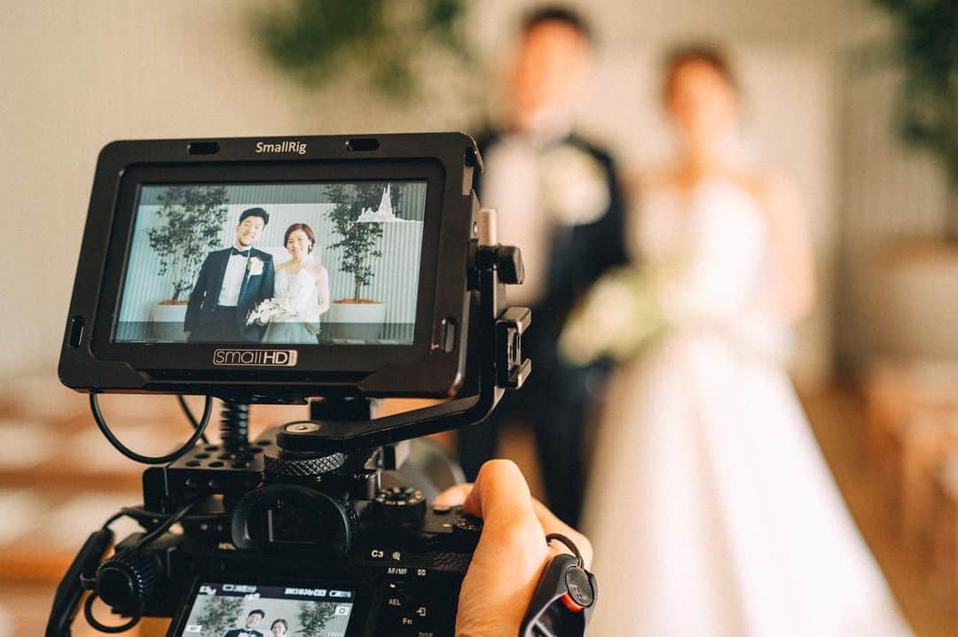 のインスタグラム：「＼maisonPREMIERE  wedding／  お洒落とかかっこいいとかではなく 新郎新婦の好きな人、好きなもの、好きなことを集めた1日。  新郎新婦ふたりのこれまでとこれからと、そして今を結婚式に。  まさに人生の総集編。  venue @maison.premiere  groom @keitasawa.photo  bride @objetsayoko  movie @tomato_red_motion ( @tsugiishi_tomato @maimai_tomatoredmotion )  costume @maisondeblanche  photo @ayatohappy . みなさまのBON MARIAGE(＝最高の結婚式)のお手伝いができることを 心から楽しみにしております！  少しでも早い終息を願って。。。 . . . . . ▼お知らせ 　maisonPREMIEREでは感染拡大防止の為 　4/6〜5/6迄店舗営業を自粛させていただいております。 　お電話・テレビ電話でのお打ち合わせは 　お受けさせて頂いておりますのでご安心ください。 . . ＼＼LINE・電話・バーチャル会場見学実施中／／ . 　ご自宅にいながらご来館頂いた時と同じ内容の 　ブライダルフェアフェアにご参加頂けます 。 . . 🌿Step ❶挙式時期、ゲスト人数等、 　おふたりのご希望をお伺いします。  ❷動画、写真をご覧になりながら 　おふたりだからこそのウェディングのご提案。 　テレビ電話を使って実際の館内のご見学も可能です。 　また、おふたりのこだわりポイントに沿って、 　シェフ、パティシエ、フローリスト、 　フォトグラファー、ヘアメイク、 　更にはドレスショップとも画面を繋いで、 　各部門のプロフェッショナルからご提案もさせて頂けます。 　どんなドレスがあるのか、実際にご覧頂くことも可能です！  ❸ご希望に沿ったお見積書のお渡しをいたします。  ❹最新の空き状況や、お打合せスケジュールの 　ご提案までさせて頂けます。  ❺やはり現地を見たい！という方は 　優先的にご来館のご予約も承れます。 ※所要時間は約1時間ほどでご案内させて頂けます。  5/6迄毎日ご予約を承っております。  気になる方は是非お問合せくださいませ。 . . 📷Instagram 【DM】 . 📱LINE 【itimatu@priortokyo】 . 🖥HP 【🔍メゾンプルミエール 】 . お待ちしております。 . . . . . .  #wedding  #restaurant #michelin  #tokyo #france #japan #stayathome  #stayhome #おうちじかん #おうち時間を楽しむ  #ウエディングレポ  #レストランウエディング﻿ #中目黒  #恵比寿 #ミシュラン #ブライダルフェア ﻿ #メゾンプルミエール  #結婚式﻿ #海外ウエディング  #プリオホールディングス ﻿ #式場見学 ﻿#コーディネート #レストラン #恵比寿結婚式  #フランス #フォトウェディング #2020 #大人婚 #ウエディングフォト」