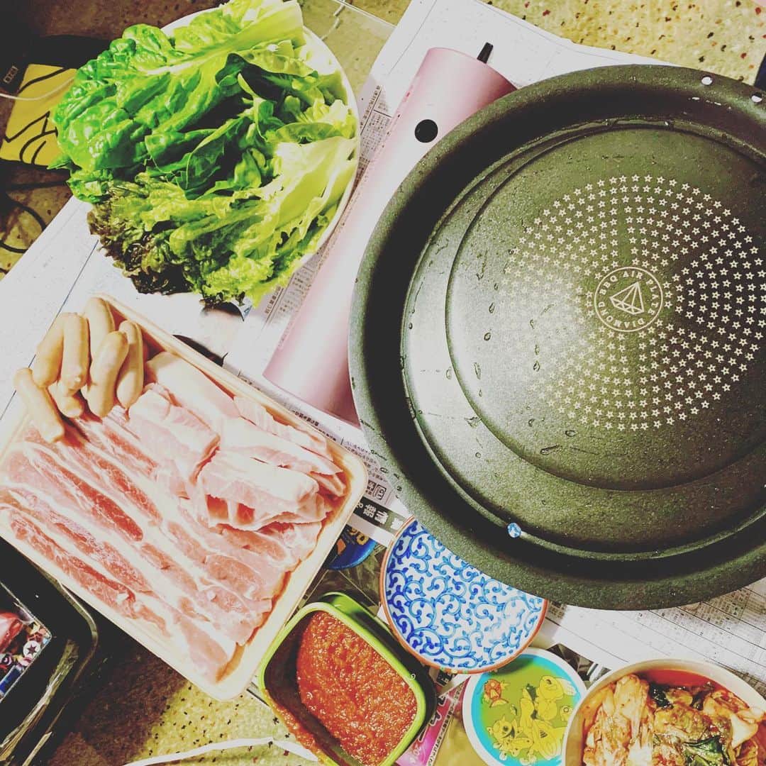 ウ・キリュウのインスタグラム：「家でサムギョプサル。家ギョプサル。ソロギョプサル✨1人で食べれる量ちゃうがな。#サムギョプサル　#韓国料理　#おうち時間 #おうちごはん #家ギョプサル　#ソロギョプサル　#koreanfood」