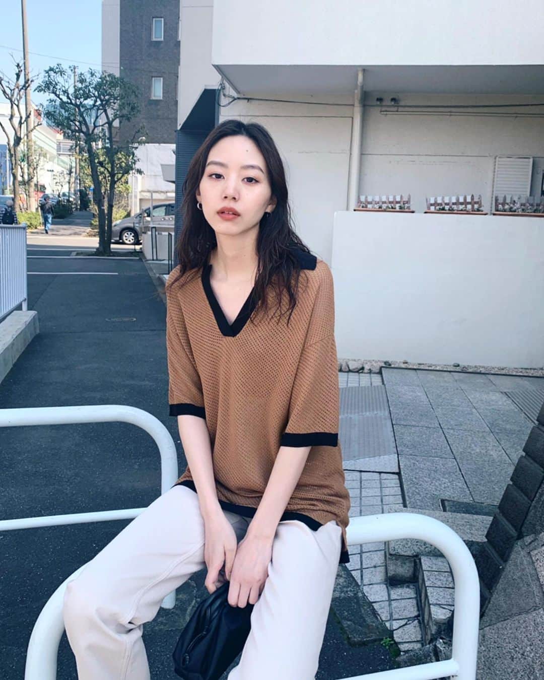 Shiho Sasakiのインスタグラム：「旬なKnit Polo🧶 メッシュ編みで通気性も抜群だから夏まで着れそう💡 今年はこういう透けてるの沢山着てるけど、インナーは大体 カップ付きのキャミソール着てます✌️ #MOUSSY#MOUSSYSNAP」