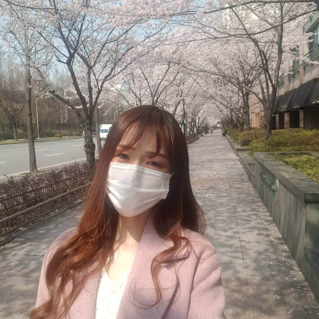 우~~사기다さんのインスタグラム写真 - (우~~사기다Instagram)「케익 사러 빵집 들렸다  예배마친 차려입은 아저씨,아줌마들  갓 구운 빵들 앞에서 열심히 얘기중  사방으로 튕기는 침방울이 슬로모션으로 보이는듯  충격과공포.... 그냥 그랬다고.  #코로나19 #코로나종식 멀었네 😊」4月19日 18時24分 - usagi4242