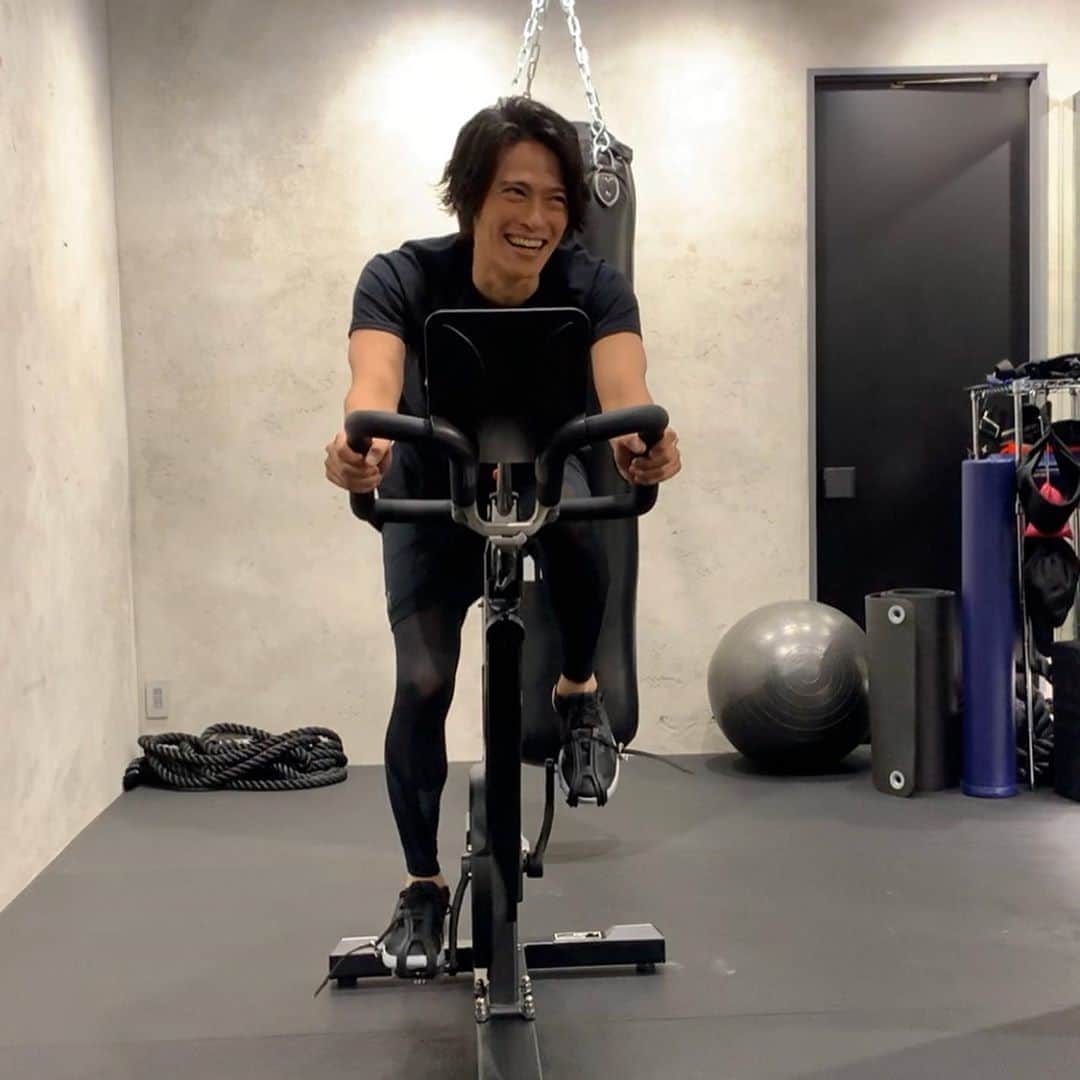 のインスタグラム：「もう1ヶ月以上、ジムに行っていない気がする、、、 でも、こんな時だからこそ、敢えて家トレーニングだけで、今までで一番体をパッキパキにしてみせます。使うのはヨガマット一枚分のスペースのみ(ヨガマット汚ねぇ、、、笑) 今度、くぼのやってる家トレメニューもインスタで紹介しますね。 #stayhome #家にいよう #家トレーニング　#トレーニング　#hometraining」