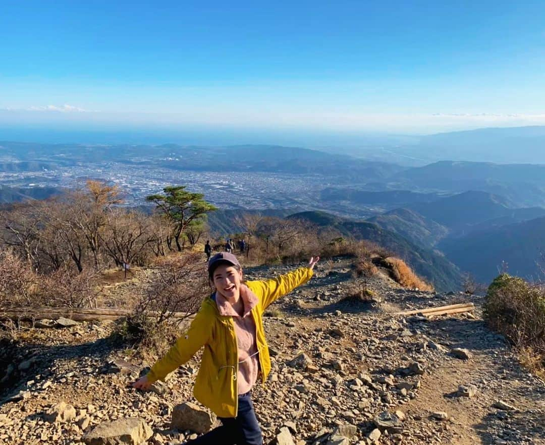 一双麻希 さんのインスタグラム写真 - (一双麻希 Instagram)「今日は最高のお天気だーー暖かい😭✨ この時も快晴で空気が澄んでたな。。✨ 自然に触れたい。。🥺 ・ #満面の笑み🤣 #思い出写真 #過去pic #快晴 #塔ノ岳 #登山 #頂上写真 #トレッキング #アウトドア好き  #トレッキング女子 #自然好き #山登り女子 #自然写真 #trekking #hiking #naturephotography #outdoors #japanphotography #smile #stayhome」4月19日 18時26分 - isso_maki315