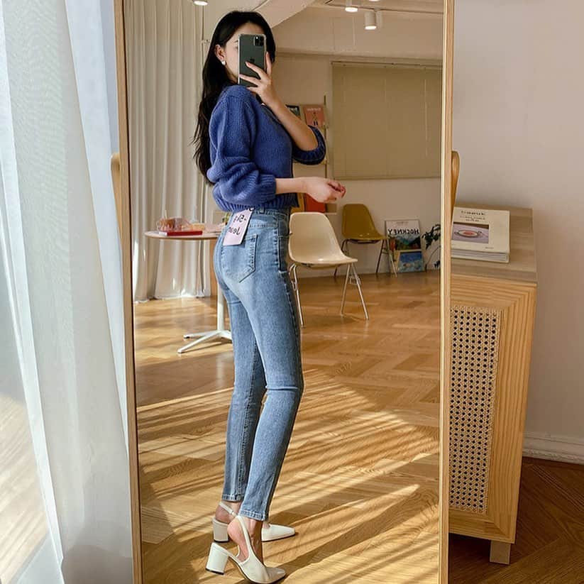 Chuuのインスタグラム：「하이웨스트&(투버튼) 넓은밴딩으로 뱃살까지 커버되는 슬림라인스키니👖👖 #chuuseoul @chuu_5kgjeans」
