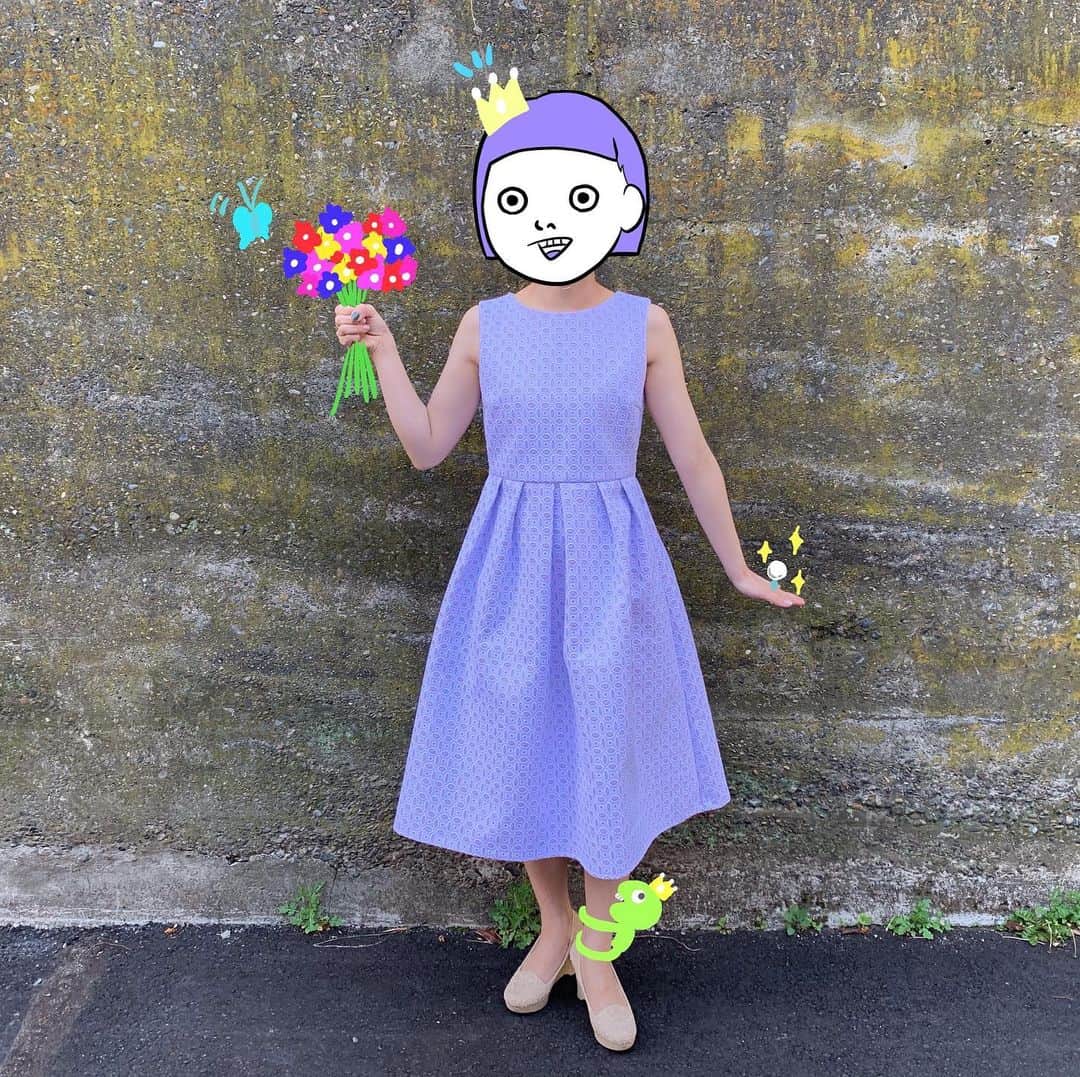 中村涼子さんのインスタグラム写真 - (中村涼子Instagram)「2020.4 『結婚式、二次会気分でおめでとワンピース』  一つ前に載せた 『地球防衛軍ワンピース』の 色違いのデニム生地！ 前回は真っ白、こちらは一応明るい薄紫色なんですが、外で撮ると、こうも色が変わるもんかね。 色味は三枚目のものが目に見えてる一番近い色👩‍🎨 私は今年34歳。一時たくさん呼んでもらった結婚式も近年呼ばれなくなってきたなあ💆🏼‍♂️ 結婚式って、単独ライブみたいで美しいですよね。自分はこういう人生を歩んできて、こういうのがタイプなんだ！と確認する素敵行事。 え！こんなハキハキスピーチできるんだ！とか思ったりなんだり…  また人が集まれる結婚式が世の中に多発しますように👩‍🍳 #手作り服 #手作りワンピース #この生地めっちゃ重い」4月19日 18時33分 - nakamuraryoko56