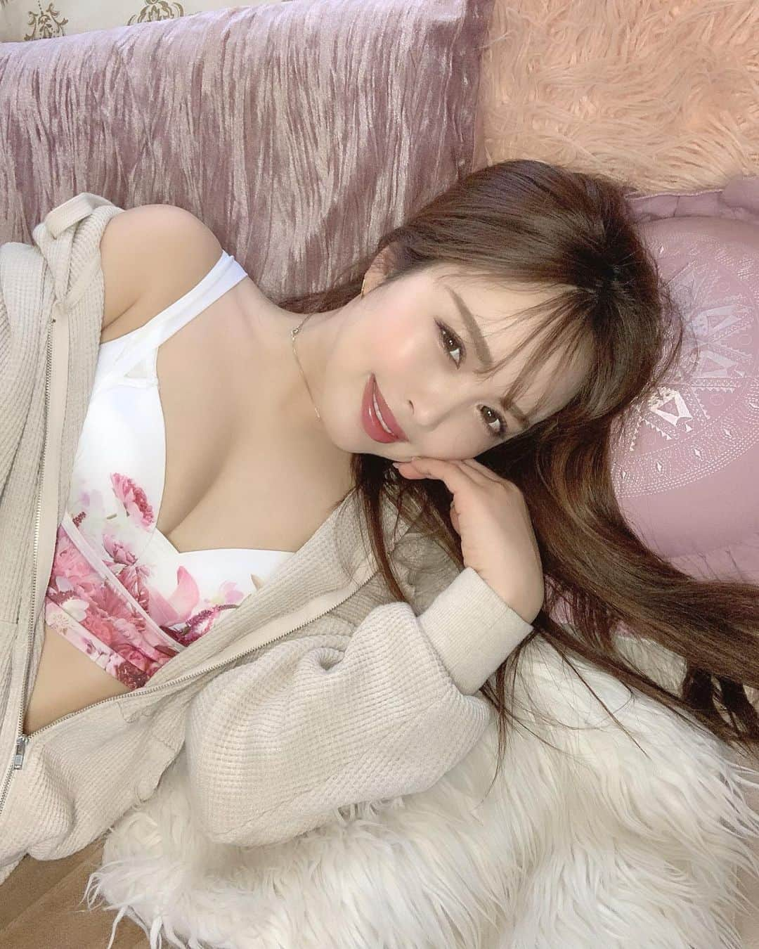 板橋瑠美さんのインスタグラム写真 - (板橋瑠美Instagram)「CelleBra ♡﻿ ﻿ 最近使用してるバストアップナイトブラ✨﻿ ﻿ ﻿ お花のデザインが可愛いくてお気に入りだよ😍﻿ ﻿ ﻿ 最近新色も出てたよ💕﻿ ﻿ ﻿ ﻿ 苦しくないから寝やすい✨﻿ ﻿ 家にいることも多くなったからそのままの日もあるwww﻿ ﻿ ﻿ 引き続きおうち時間、楽しみながら頑張って乗り越えましょー♡👍﻿ ﻿ ﻿ #ドクターメソッド #おうち時間　#育乳﻿ #セレブラ #CELLEBRA #ナイトブラ #PR﻿ ﻿」4月19日 18時47分 - rumi_official_0616