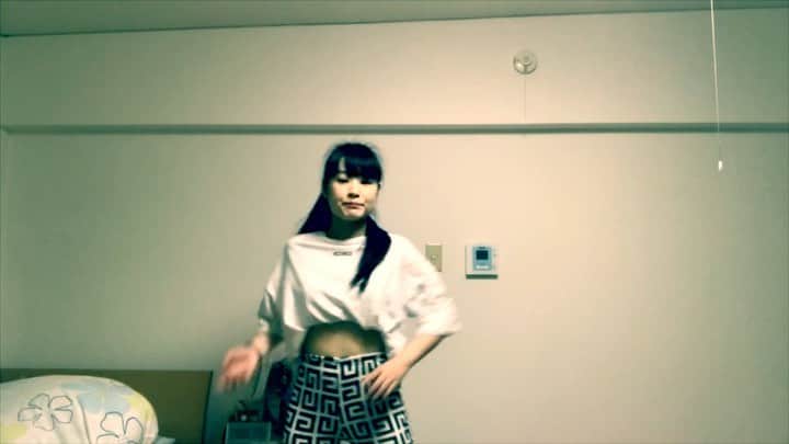 新野彩乃のインスタグラム：「👑ITZY-WANNABE (Kiffox remix)👑 @itzy.all.in.us . . 🔫Choreography▶︎ @maguro149.5cm . . 最近ハマってた曲をまぐろさんのオリジナルhandsで楽しみました！ . . 生粋のvoguerなのでシェイク出来ません。 . . #itzy #wannabe #dance #kpop #vogue #voguer #voguedance #handsperformance #HIKARIfamily #おうち時間 #stayhome」
