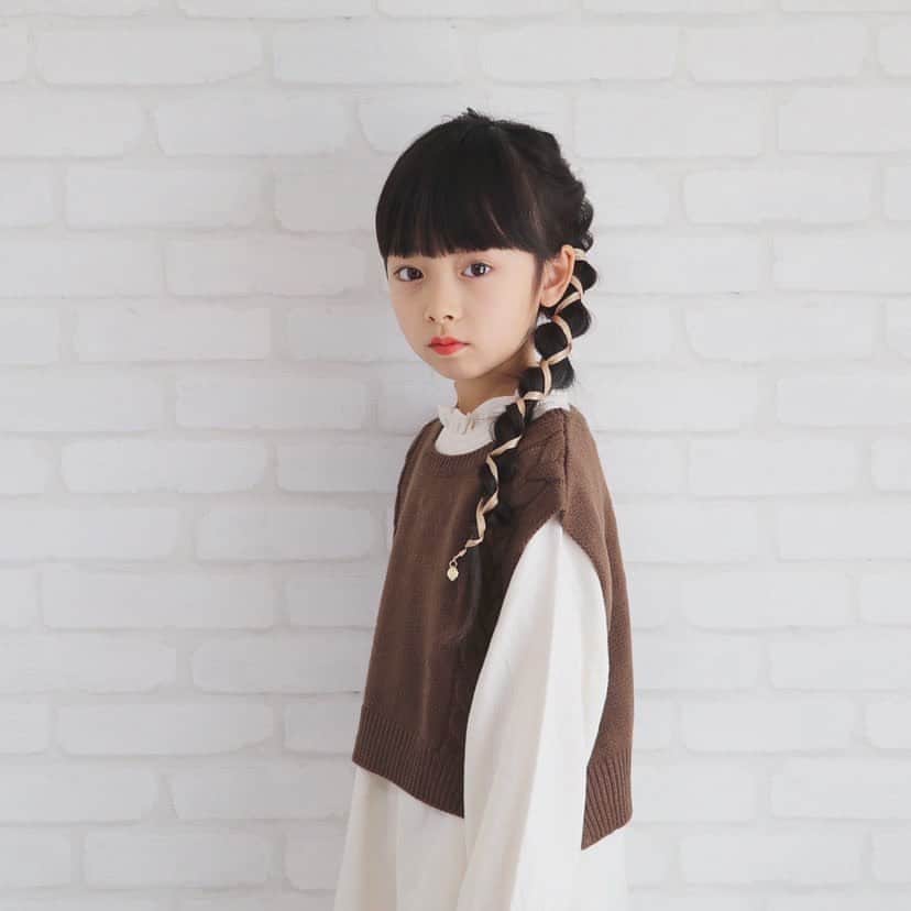 のインスタグラム：「4/19 ・ 皆さんいかがお過ごしでしょうか🏠 ・ ・ 我が家は 学校からの宿題に毎日頭を抱えています← ・ ・ 復習はまだいいとして 予習ってこんなにも難しいんだね ・ 母ちゃんが間違いを指摘すると すぐブスッとふてくされて ぴえんする小2 ・ ・ そんな小学生に ぴえんさせずにわかりやすく教えてくれていた 学校の先生の偉大さを 改めて感じる👩🏻‍🏫 ・ やっぱり チャレンジタッチ？とか 始めるべきなのかなぁ ・ ・ そんなこんなで アンニュイな顔をした娘がつけている ・ @msl4118 の#ワイヤーポニー ・ ・ ポニーテールしか出来ない不器用な母ちゃんでも グルグルっと巻くだけで イマドキ女子に早変わり💁‍♀️ ・ ・ 大人気大好評で 明日AM10:00 第2弾order start！ ・ ・ 毎日のおうち時間 気分を変えてヘアアレンジしてみませんか☺️ ・ ・ ・ ・ #まmadeワイヤーポニー#ワイヤーポニーヘアアレンジ#ヘアアレンジ#キッズヘアアレンジ#ヘアアクセサリー」