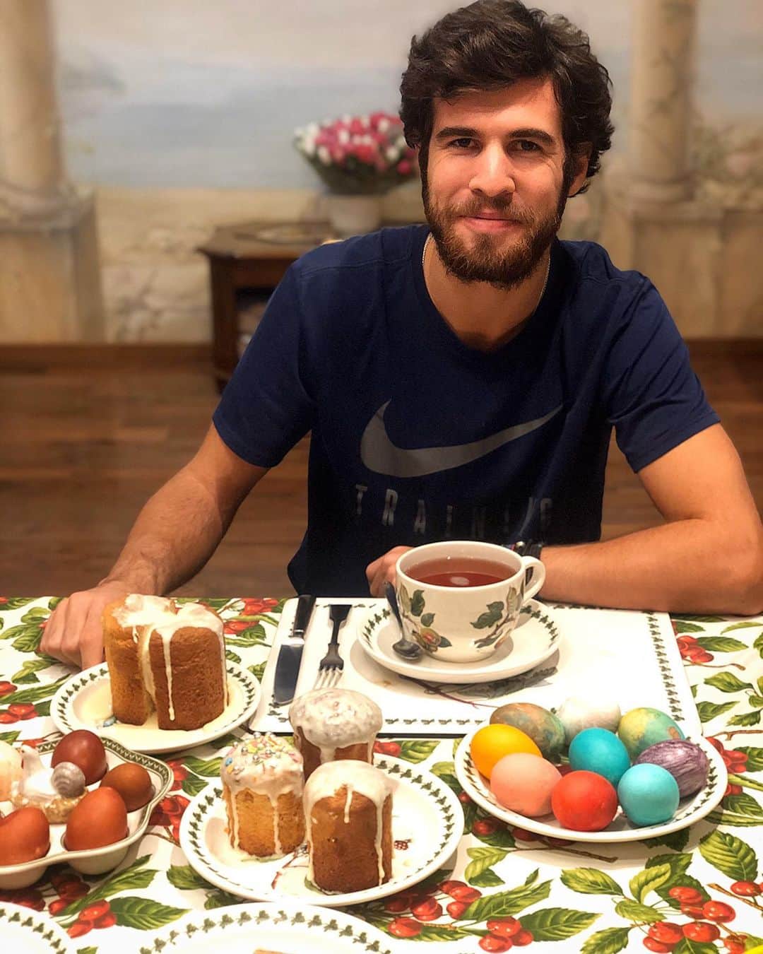 カレン・ハチャノフのインスタグラム：「С праздником Светлой Пасхи всех❤️🙏🏻☦️🐣 ⠀ #StayAtHome  Happy Orthodox Easter everyone ❤️🙏🏻☦️🐣」