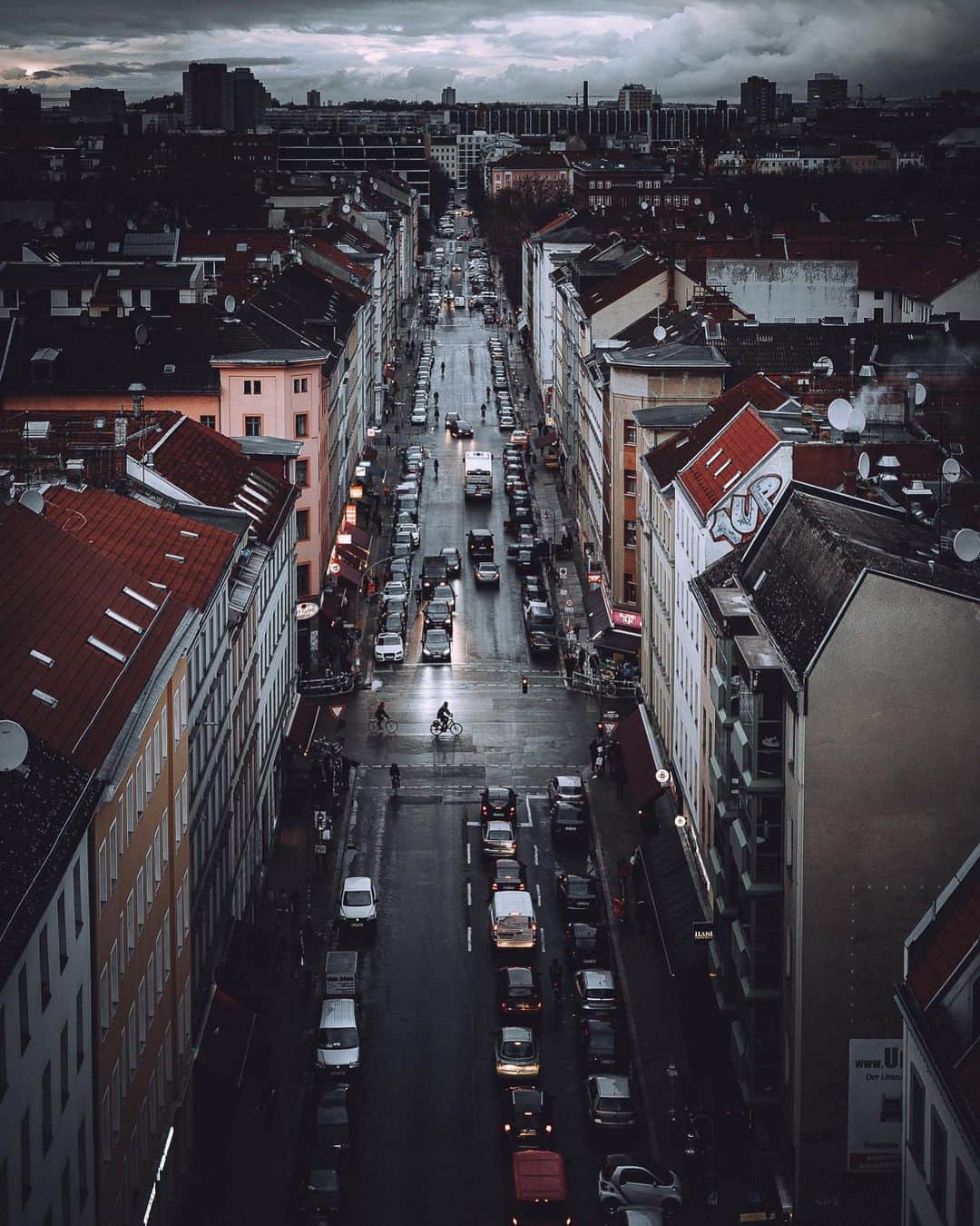 Thomas Kakarekoさんのインスタグラム写真 - (Thomas KakarekoInstagram)「let‘s meet in the middle  Walked up this street a few days ago during rush hour and still kinda shocked how quiet and peaceful it seemed. One of Berlin‘s liveliest neighborhoods, well known for its countless bars, restaurants and small shops. Here‘s how a regular afternoon looked like in Berlin Kreuzberg before the lockdown. Today I even look forward to being stuck in that traffic jam again.  #berlin」4月19日 19時00分 - thomas_k