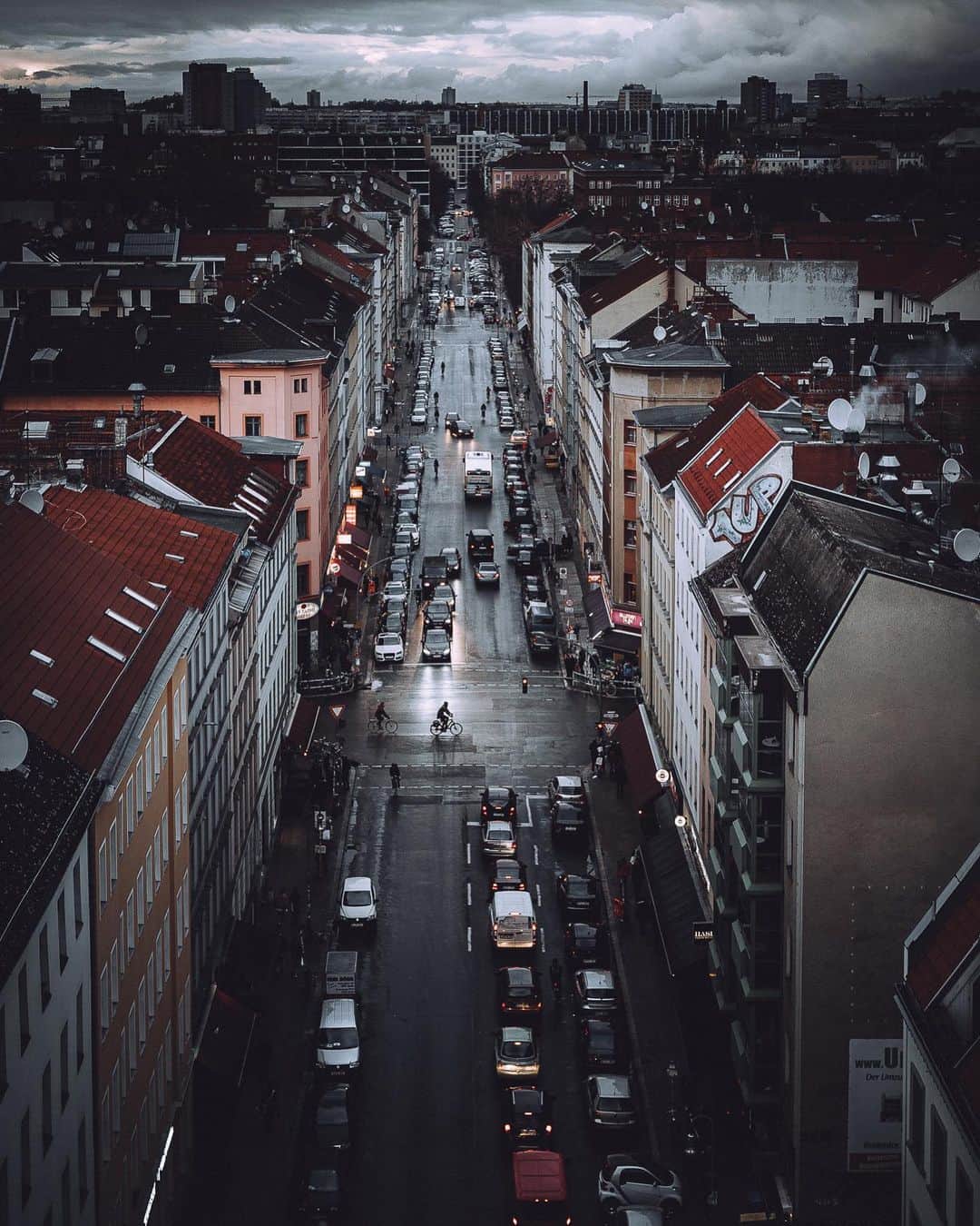Thomas Kakarekoのインスタグラム：「let‘s meet in the middle  Walked up this street a few days ago during rush hour and still kinda shocked how quiet and peaceful it seemed. One of Berlin‘s liveliest neighborhoods, well known for its countless bars, restaurants and small shops. Here‘s how a regular afternoon looked like in Berlin Kreuzberg before the lockdown. Today I even look forward to being stuck in that traffic jam again.  #berlin」