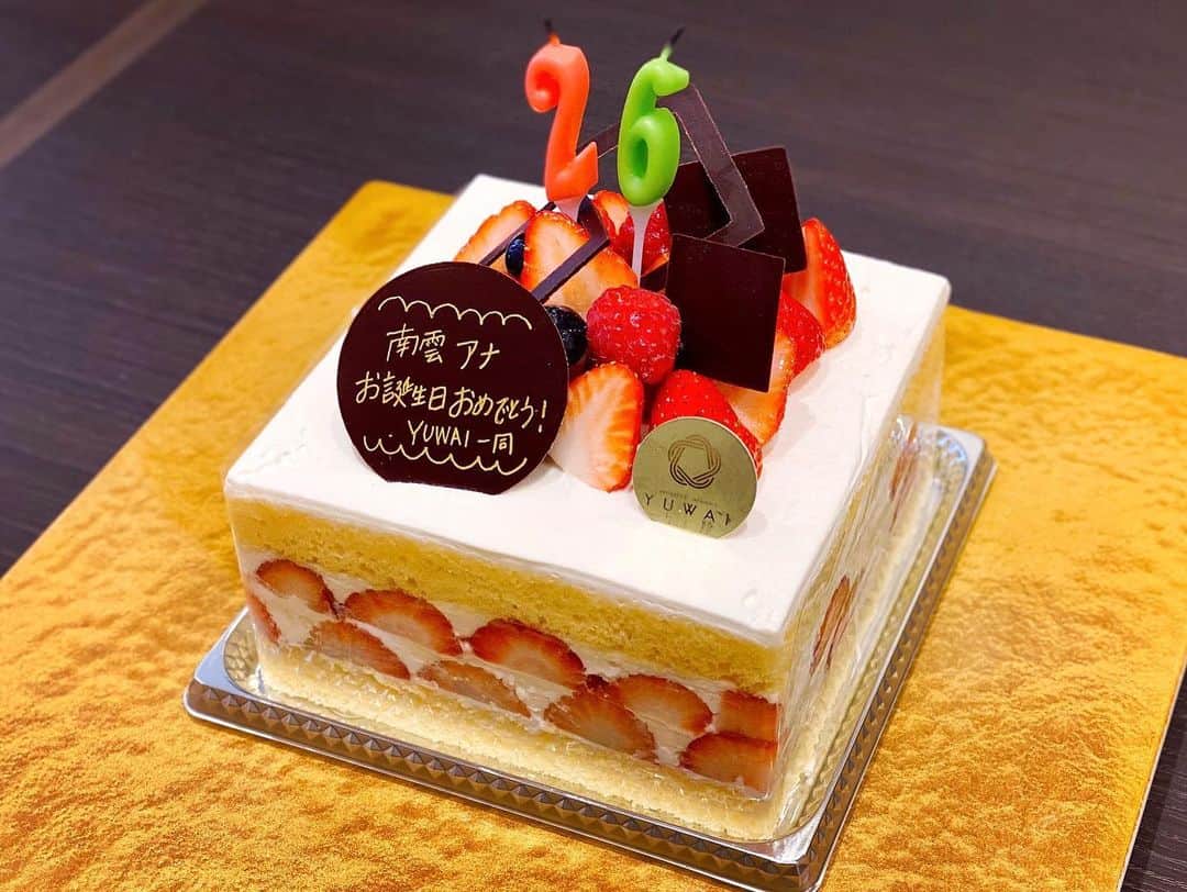 南雲穂波さんのインスタグラム写真 - (南雲穂波Instagram)「誕生日ゆわいケーキ🎂 約2週間前のロケの日、#YUWAI の方々がバースデーサプライズをしてくださいました😳✨ ・ 嬉しかったです！！ありがとうございました☺️ 早くカフェが再開できるようになりますように🍀 ・ 昨日の#ドデスカ！#コレクル でご紹介したPÂTISSERIE JAPONAIS YUWAI🌸 現在は全てテイクアウトで販売中です. ・ 和の要素が感じられるお店のロゴマークが可愛い！ この日は学生時代に買ったお気に入りの#水引き イヤリングをつけて行きました♩ ・ #和三盆 使用の#ショートケーキ #ガトーフレーズ #結祝 #ゆわい #名古屋テイクアウト #名古屋パティスリー #名古屋ケーキ #名古屋グルメ #名古屋スイーツ #メーテレ #アナウンサー #名古屋テレビ #名古屋 #nagoya #もぐロケ #南雲穂波 私服#publictokyo」4月19日 19時01分 - honami_nagumo_nbn