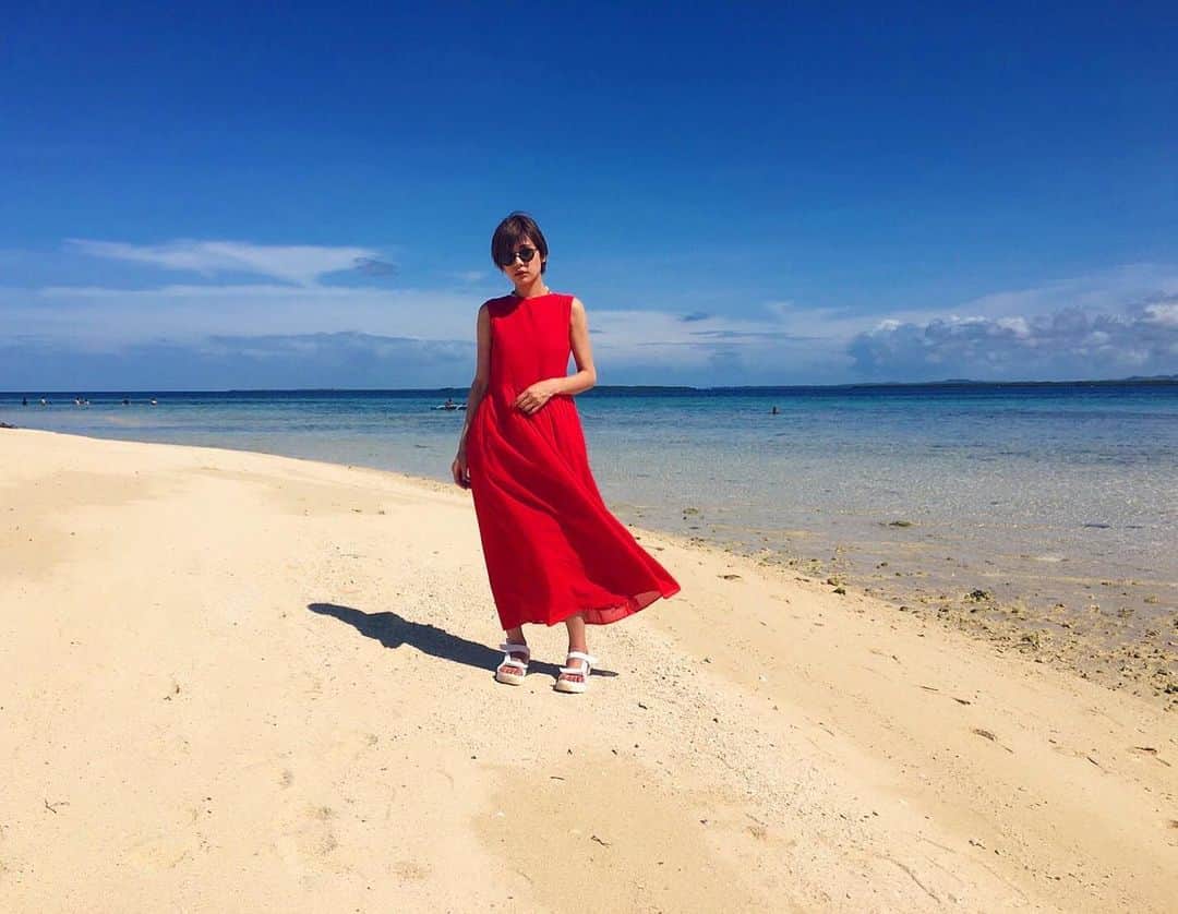 石川瑠利子のインスタグラム：「. . 海が恋しい🏖 早くおさまりますように🙏🏻 . . #sea #fashion #sky #海 #海好き #おうちじかん #おうちじかんあるある #写真見返す」