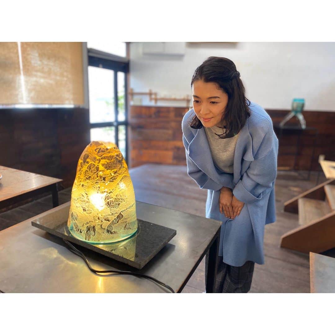 藤澤恵麻さんのインスタグラム写真 - (藤澤恵麻Instagram)「イッピン「愛知のガラス製品」の美しい世界、いかがでしたか？  透き通って冷たい印象のガラスが、一見焼き物のような温かい質感の雰囲気さえ感じられる李さんの作品。  左口さんの作品は、直線的な模様が一般的な切子において、柔らかな曲線の表現に挑戦されています。  小さなパーツを組み合わせることによって、六角形が沢山並んだ美しい色の網目が施された吉村さんの作品。  それぞれがどれも素晴らしく、職人さん達の技によって、新しいガラスの姿が発見できたのはないでしょうか。  作品が出来上がるのを間近に拝見でき、沢山の驚きと感動が得られたイッピンの旅でした。  見逃した方は再放送をぜひご覧下さい。 . ◎イッピン 「多彩な技巧　新たなきらめき〜愛知 ガラス製品〜」 . ＜再放送＞ 4月21日（火）12:00〜 NHK BS プレミアムで放送 . . #恵麻 #ema #イッピン #NHK #撮影 #リポート #愛知 #瀬戸 #ガラス #ガラス製品」4月19日 19時08分 - ema_fujisawa_official
