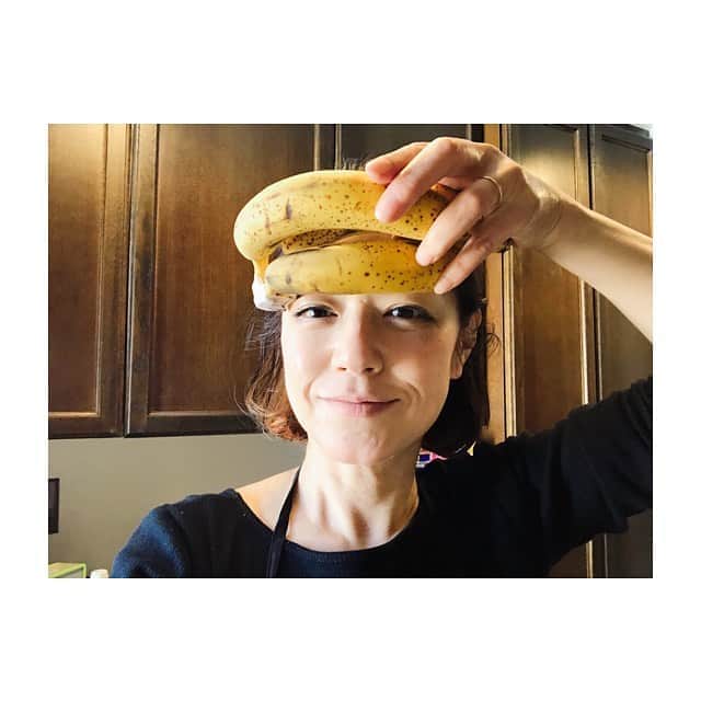 加藤紀子のインスタグラム：「4年前くらいにハワイ島で食べたバナナマフィンのおかげでバナナが好きになり🍌 ここ数日インスタで見ては鼻の穴を膨らませ、作れるタイミングを見計らっていた@yoochanpetieさんレシピのバナナブレッドにチャレンジ。  結果 お手本ほどには膨らまなかったけど（重曹なかった）、 完全にお手本とバナナの載せ方も違うけど、 納得出来る味（素晴らしいレシピのおかげ）で満たされた午後に。  お菓子作りをして来なかった私が作るくらいだから余程時間があるのだなぁ（体力も）と思いながら、いつか誰かのところに手土産出来るまでになれば…なんて小さな夢も抱けました。  #やさしいバナナのお菓子 ご馳走様でした🍌🍌🍌」
