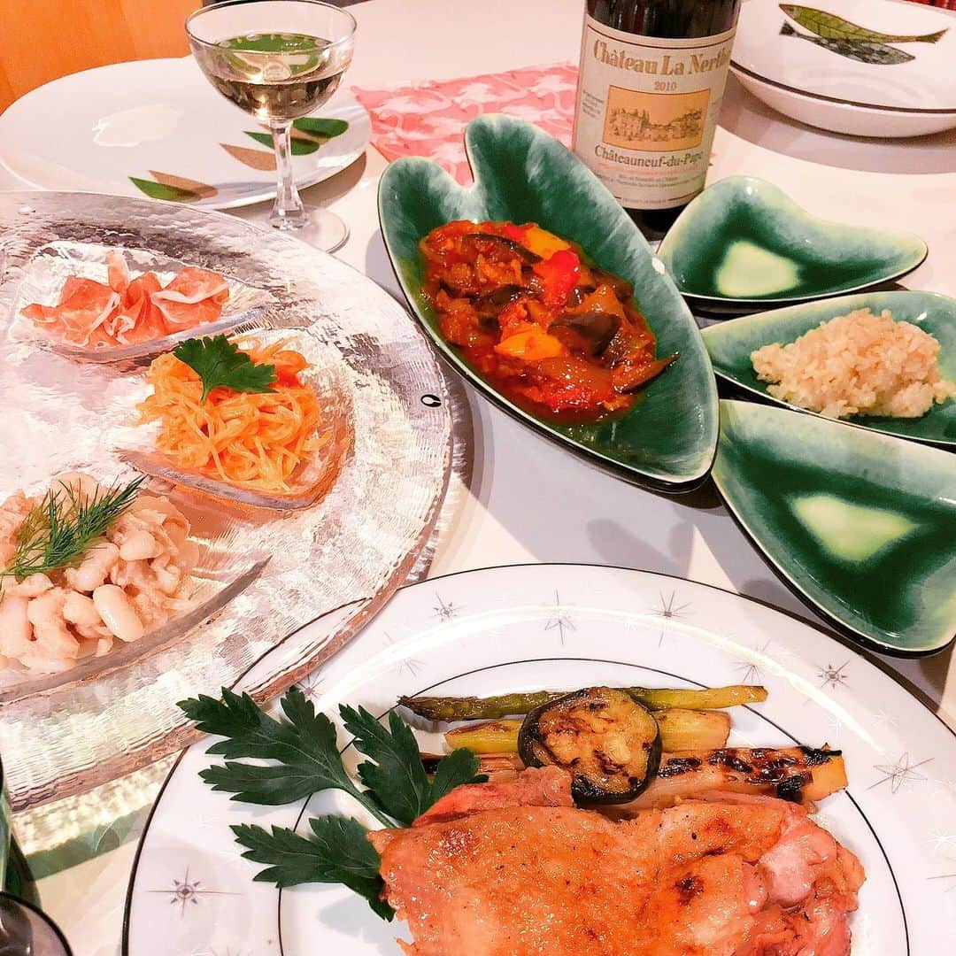 野宮真貴さんのインスタグラム写真 - (野宮真貴Instagram)「.﻿ 東京は夜の七時♪﻿ ﻿ そろそろ自分で作った料理以外の人の作ったご飯が食べたい…。プロの味が食べたい…。そうか！テイクアウトがあるじゃない❤︎﻿ ﻿ お店には行けないけれど、今は美味しいお料理がテイクアウトできるから、週に1度くらいは外食気分を楽しみたい。﻿ ﻿ 今日は行きつけの三軒茶屋の「イルピアット・カチャトラ」 @ilpiatto_takashi_kadohama  からテイクアウト。真空パックだから、湯煎するだけでプロの味！ありがたや〜😊﻿ ﻿ Tシャツからワンピースに着替えて、美味しく楽しく頂きます！﻿ ﻿ #東京は夜の七時 #自炊に飽きたらプロの味をテイクアウト #今日はイタリアン #スプマンテも開けちゃおう #イルピアットカチャトラ #ilpiattocacciatora #おしゃれ心も忘れずに #にしても昭和な器しかない #野宮真貴 #missmakinomiya」4月19日 19時19分 - missmakinomiya