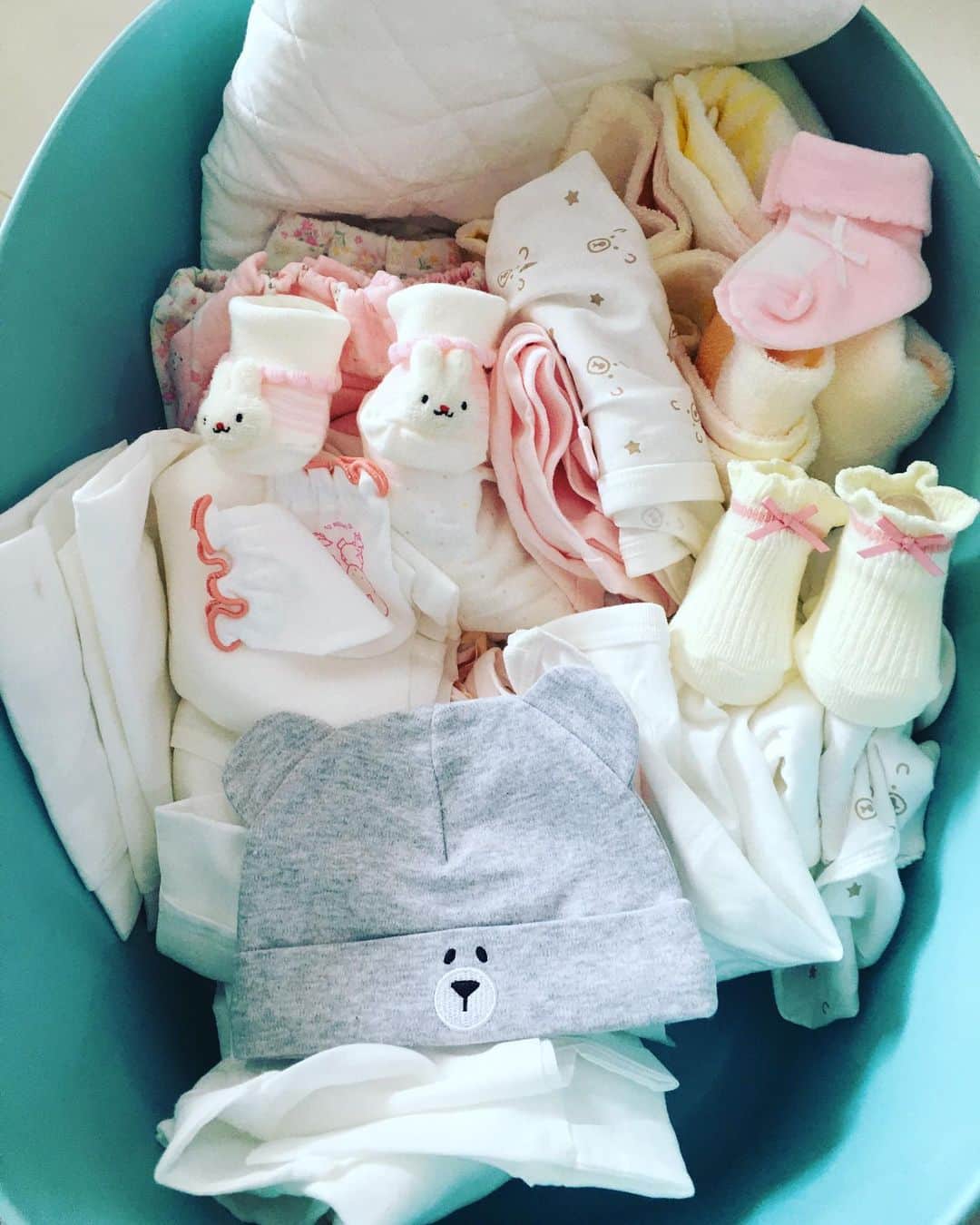 アキラ・コンチネンタル・フィーバーのインスタグラム：「hari ini shooting di YOUTUBE😊cuci baju bayi👶pippi 出産準備で、赤ちゃん本舗開封して水通し洗濯しました。 #世界一幸せな洗濯 #イクメンデビュー #赤ちゃん本舗　#bayi #baby」