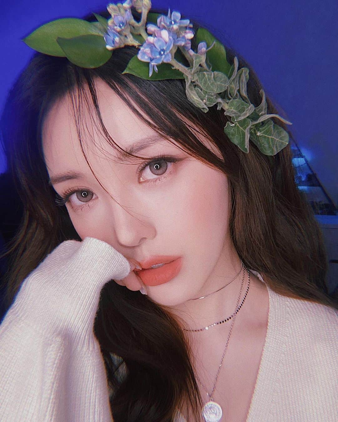 ポニーのインスタグラム：「대표님이 촌스럽다고 거듭 강조한 꽃 장식 전 좋거든여??? 메룽😛」