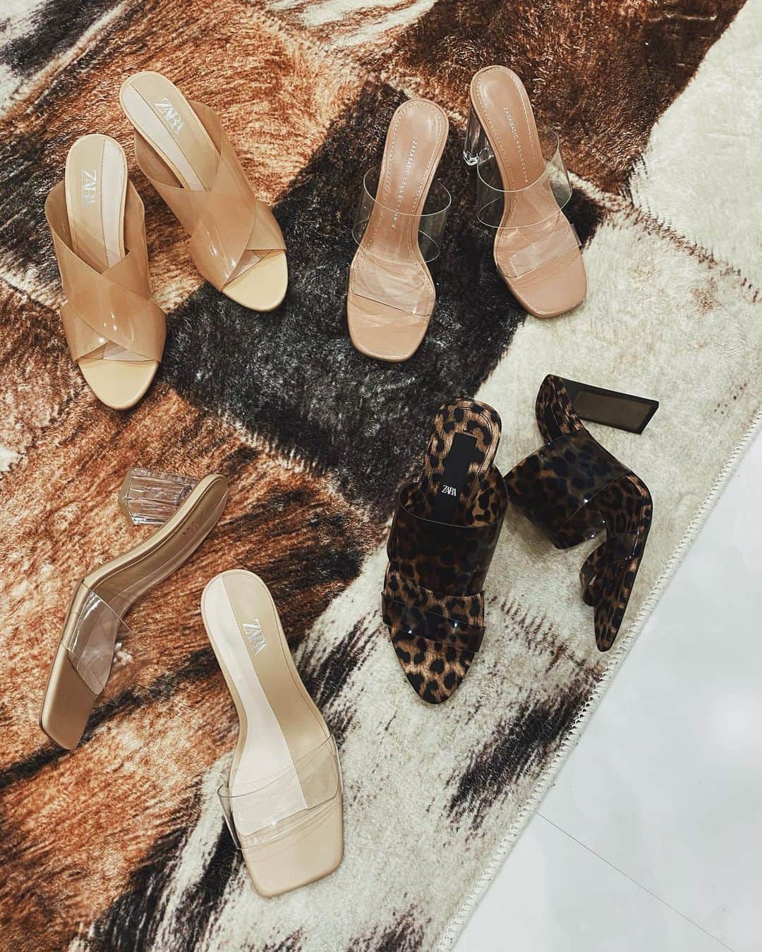 のインスタグラム：「👡🤍👡🤍👡 ・ 以前 ストーリーに載せたZARAサンダルについて『また見たい！』とDMを沢山いただいていたのでpostします☺︎ ・ ZARAのサンダルは毎年 可愛くて checkしていて今年は こちらをチョイス♡ ・ 右上のクリアサンダルは 去年 撮影用と プライベート用で購入して 今年で3足目☺︎ ・ クリア系は とにかく何にでも合わせやすくて かなり使えるから今年も早速 沢山 コーデしているお気に入り👡🤍 ・ 私はいつもオンラインで購入しています🧸」