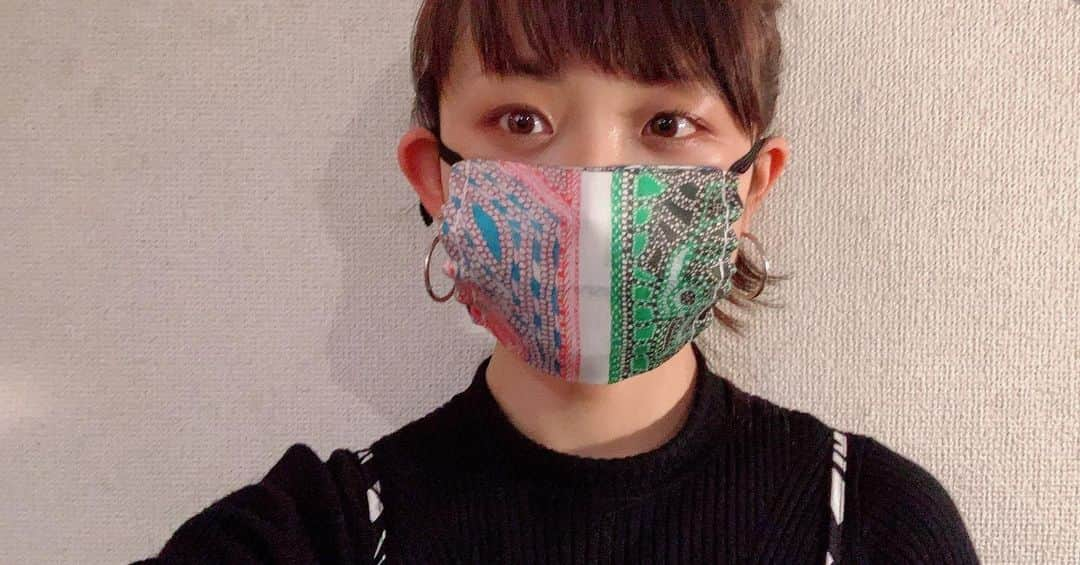 都乃のインスタグラム：「#ドローレドローレマスクバトン  参加してみた😷🧡 ドローレ ・ドローレは、 おしゃれな生地のストールのお店🧣🧵 素敵な生地で、オシャレなリバーシブルマスクが出来たのっっ嬉✨  フィルターは中に挟むタイプで作ったんだけど、ネットでおすすめされてたお茶パック入れてみたんだ！  なかなかいい感じ🥳🎉 #手作りマスク #マスクバトン #ドローレドローレ」