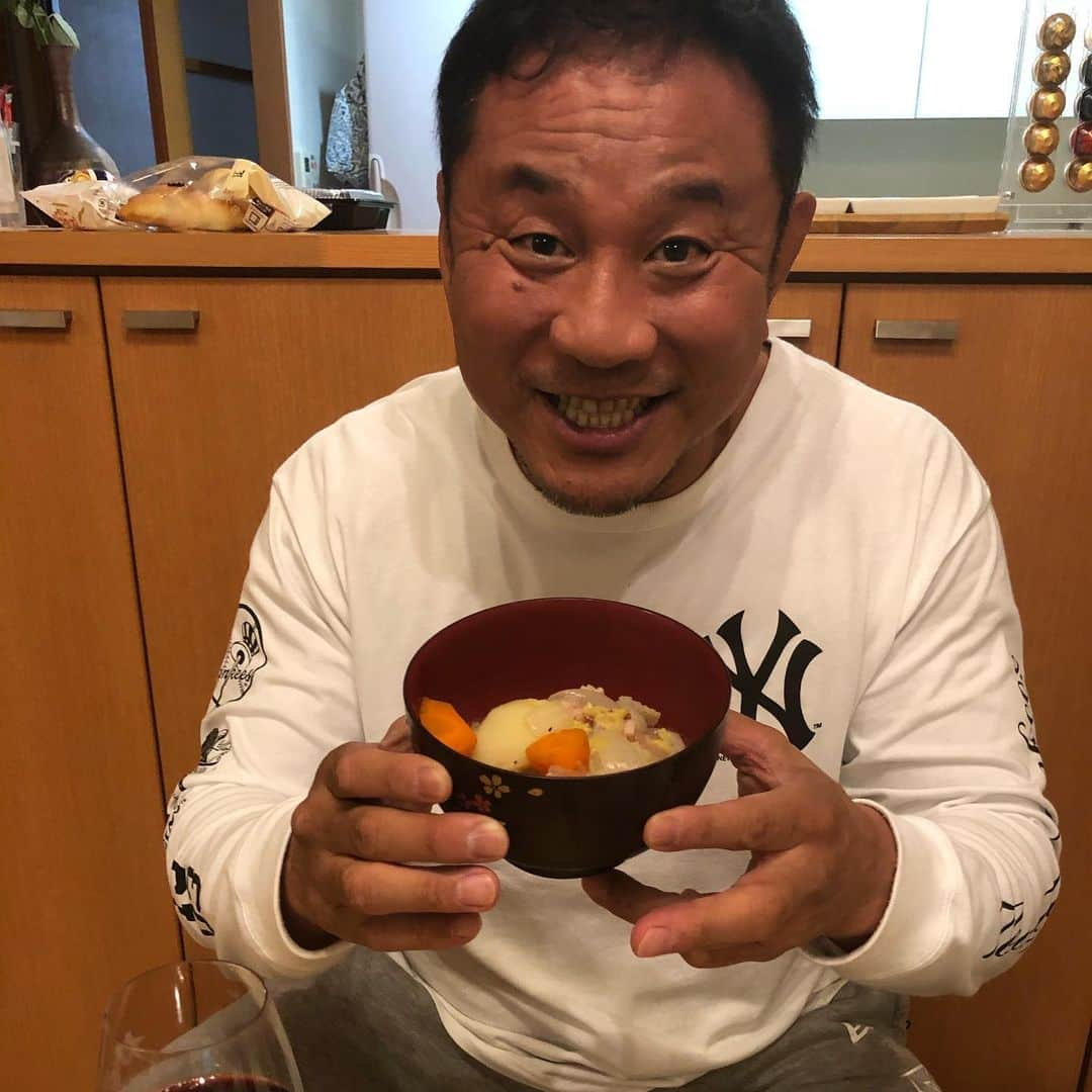 永田裕志さんのインスタグラム写真 - (永田裕志Instagram)「一昨日の夜は久しぶりにコンソメ鍋を作りました。 鳥手羽元をしっかり煮込んでからジャガイモ、人参、玉葱、白菜、ベーコン、ウインナーを入れてコンソメの素を入れて煮込んだら出来上がり。 極上の美味さでした(笑)。 #永田裕志 #今だからできること  #コンソメ鍋」4月19日 19時41分 - yuji_nagata