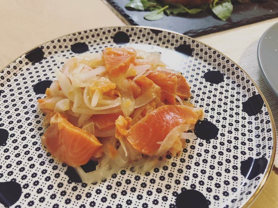 高橋まりなさんのインスタグラム写真 - (高橋まりなInstagram)「. おうちでレストラン気分🍽 今夜はサリーヒルズの#サリヒルセット　でディナーでした◊*ﾟ 外食なんて全然できないけど、気分だけでも😌 . 🍝ポモドーロソースパスタ 🥩豚バラ肉のポルケッタ 🐟自家製スモークサーモンと新玉ねぎのマリネ 🍓水牛オーガニックモッツァレラといちご 🍞レーズンと胡桃のパン . 美味しかったー😋❣️ ごちそうさまでした♡ . . #サリーヒルズ#surryhills#surryhills代官山#代官山#自宅でサリヒルセット#代官山ランチ#代官山ディナー#イタリアン#和イタリアン#おうちレストラン」4月19日 19時42分 - marina._.takahashi