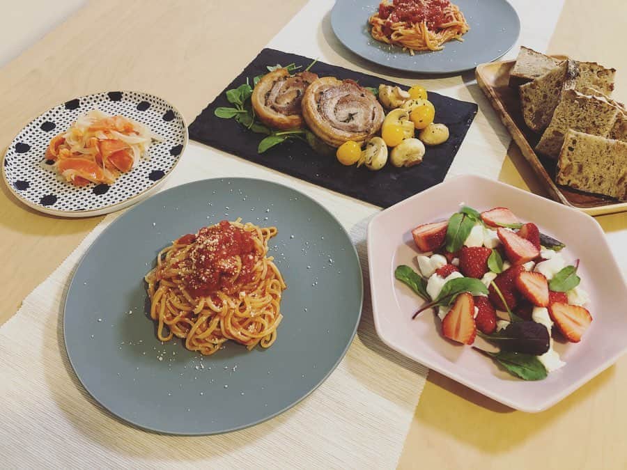高橋まりなさんのインスタグラム写真 - (高橋まりなInstagram)「. おうちでレストラン気分🍽 今夜はサリーヒルズの#サリヒルセット　でディナーでした◊*ﾟ 外食なんて全然できないけど、気分だけでも😌 . 🍝ポモドーロソースパスタ 🥩豚バラ肉のポルケッタ 🐟自家製スモークサーモンと新玉ねぎのマリネ 🍓水牛オーガニックモッツァレラといちご 🍞レーズンと胡桃のパン . 美味しかったー😋❣️ ごちそうさまでした♡ . . #サリーヒルズ#surryhills#surryhills代官山#代官山#自宅でサリヒルセット#代官山ランチ#代官山ディナー#イタリアン#和イタリアン#おうちレストラン」4月19日 19時42分 - marina._.takahashi