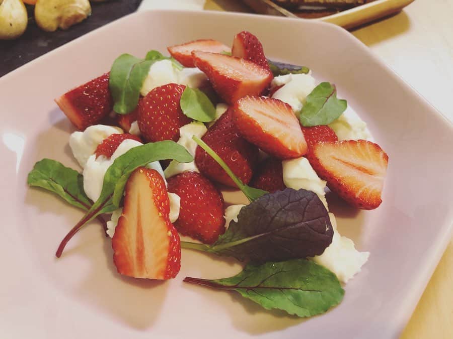 高橋まりなさんのインスタグラム写真 - (高橋まりなInstagram)「. おうちでレストラン気分🍽 今夜はサリーヒルズの#サリヒルセット　でディナーでした◊*ﾟ 外食なんて全然できないけど、気分だけでも😌 . 🍝ポモドーロソースパスタ 🥩豚バラ肉のポルケッタ 🐟自家製スモークサーモンと新玉ねぎのマリネ 🍓水牛オーガニックモッツァレラといちご 🍞レーズンと胡桃のパン . 美味しかったー😋❣️ ごちそうさまでした♡ . . #サリーヒルズ#surryhills#surryhills代官山#代官山#自宅でサリヒルセット#代官山ランチ#代官山ディナー#イタリアン#和イタリアン#おうちレストラン」4月19日 19時42分 - marina._.takahashi