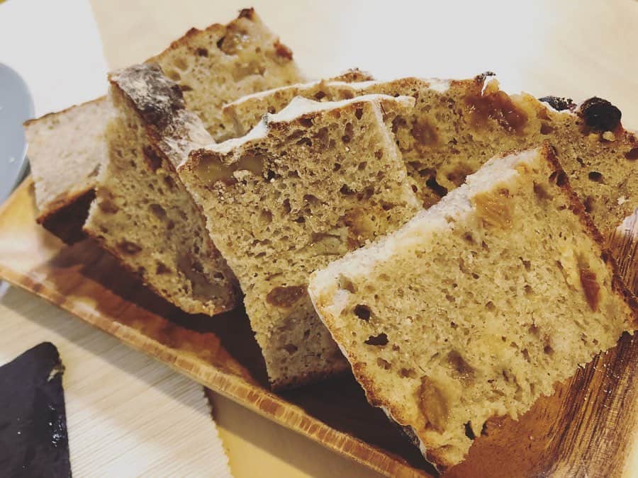 高橋まりなさんのインスタグラム写真 - (高橋まりなInstagram)「. おうちでレストラン気分🍽 今夜はサリーヒルズの#サリヒルセット　でディナーでした◊*ﾟ 外食なんて全然できないけど、気分だけでも😌 . 🍝ポモドーロソースパスタ 🥩豚バラ肉のポルケッタ 🐟自家製スモークサーモンと新玉ねぎのマリネ 🍓水牛オーガニックモッツァレラといちご 🍞レーズンと胡桃のパン . 美味しかったー😋❣️ ごちそうさまでした♡ . . #サリーヒルズ#surryhills#surryhills代官山#代官山#自宅でサリヒルセット#代官山ランチ#代官山ディナー#イタリアン#和イタリアン#おうちレストラン」4月19日 19時42分 - marina._.takahashi