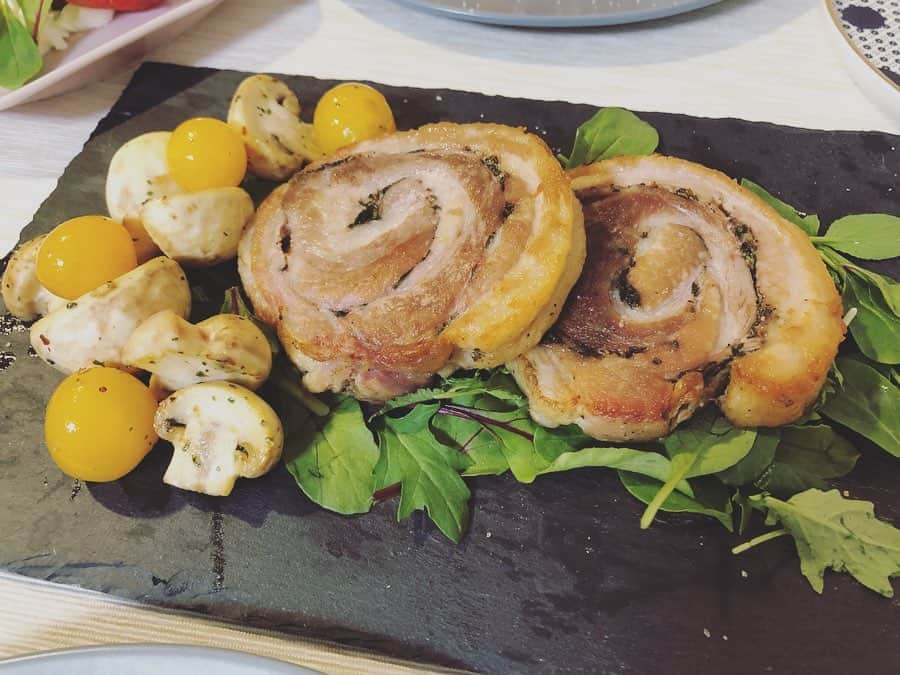 高橋まりなさんのインスタグラム写真 - (高橋まりなInstagram)「. おうちでレストラン気分🍽 今夜はサリーヒルズの#サリヒルセット　でディナーでした◊*ﾟ 外食なんて全然できないけど、気分だけでも😌 . 🍝ポモドーロソースパスタ 🥩豚バラ肉のポルケッタ 🐟自家製スモークサーモンと新玉ねぎのマリネ 🍓水牛オーガニックモッツァレラといちご 🍞レーズンと胡桃のパン . 美味しかったー😋❣️ ごちそうさまでした♡ . . #サリーヒルズ#surryhills#surryhills代官山#代官山#自宅でサリヒルセット#代官山ランチ#代官山ディナー#イタリアン#和イタリアン#おうちレストラン」4月19日 19時42分 - marina._.takahashi