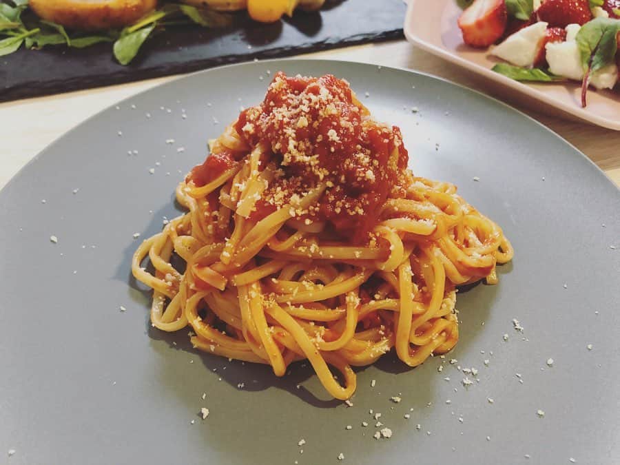 高橋まりなさんのインスタグラム写真 - (高橋まりなInstagram)「. おうちでレストラン気分🍽 今夜はサリーヒルズの#サリヒルセット　でディナーでした◊*ﾟ 外食なんて全然できないけど、気分だけでも😌 . 🍝ポモドーロソースパスタ 🥩豚バラ肉のポルケッタ 🐟自家製スモークサーモンと新玉ねぎのマリネ 🍓水牛オーガニックモッツァレラといちご 🍞レーズンと胡桃のパン . 美味しかったー😋❣️ ごちそうさまでした♡ . . #サリーヒルズ#surryhills#surryhills代官山#代官山#自宅でサリヒルセット#代官山ランチ#代官山ディナー#イタリアン#和イタリアン#おうちレストラン」4月19日 19時42分 - marina._.takahashi